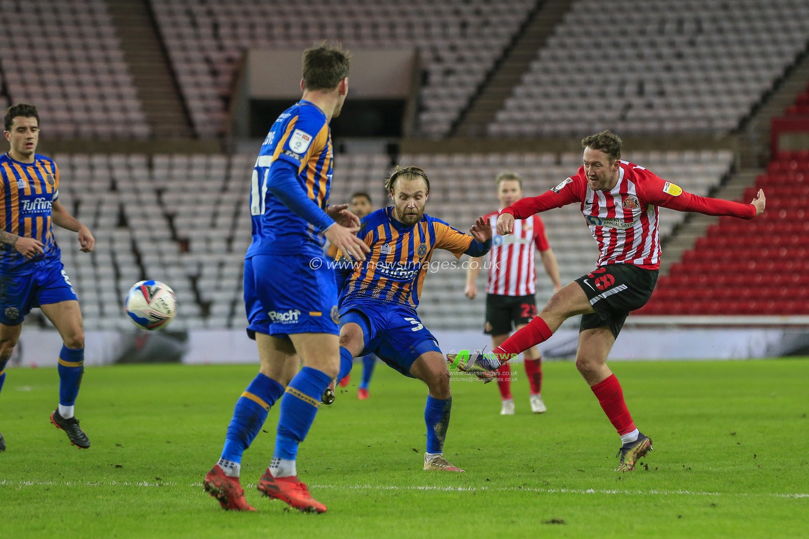 Aiden McGeady #28 of Sunderland shoots at goal but his effort goes wide