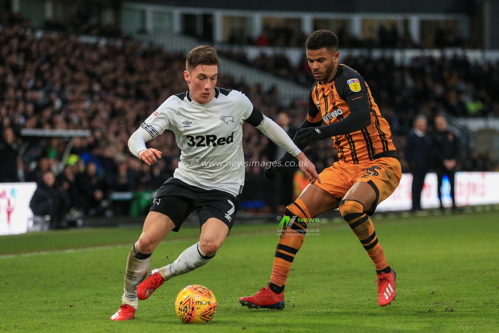9th February 2019, Pride Park, Derby, England; Sky Bet Championship, Derby County vs Hull City ; Harry Wilson (07) of Derby County plays the ball as Fraizer Campbell (25) of Hull City tracks him 


Credit: Mark Cosgrove/News Images 

English Football League images are subject to DataCo Licence