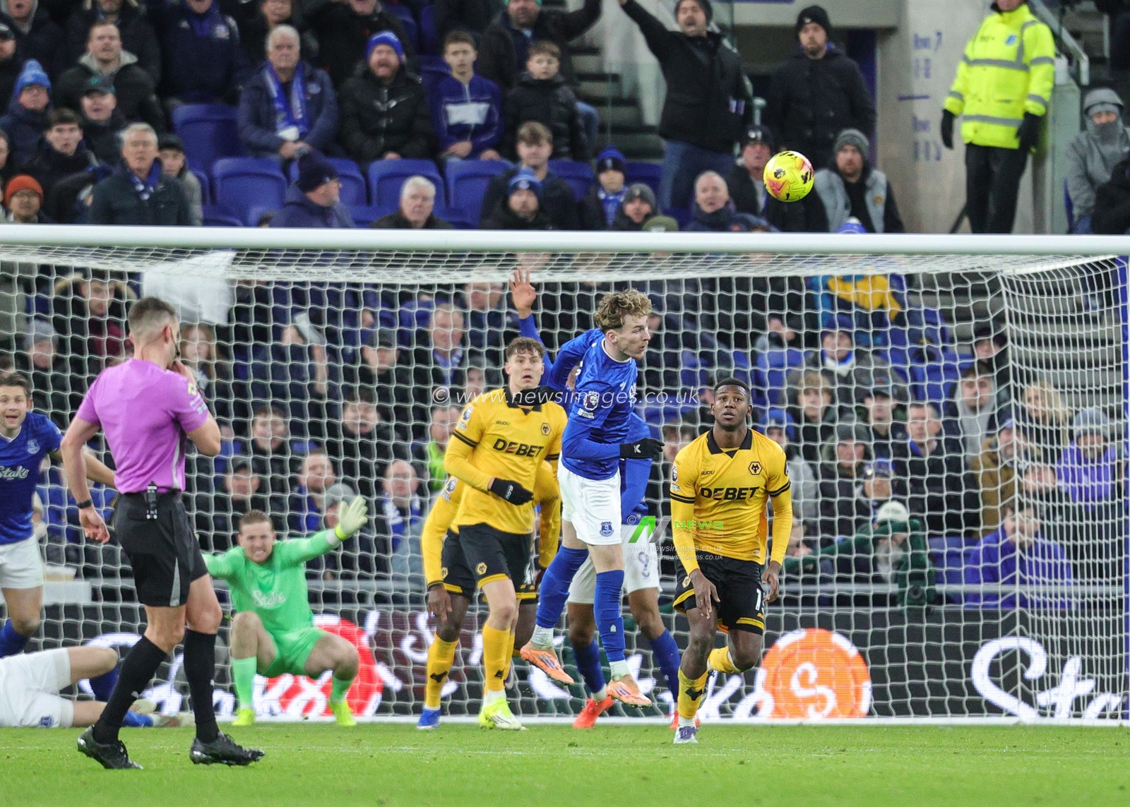 James Garner of Everton clears the ball up field during the Premier League match Everton vs Wolverhampton Wanderers at Hill Dickinson Stadium, Liverpool, United Kingdom, 7th January 2026

(Photo by Richard Bierton/News Images)

*** GER AUT SUI OUT ***