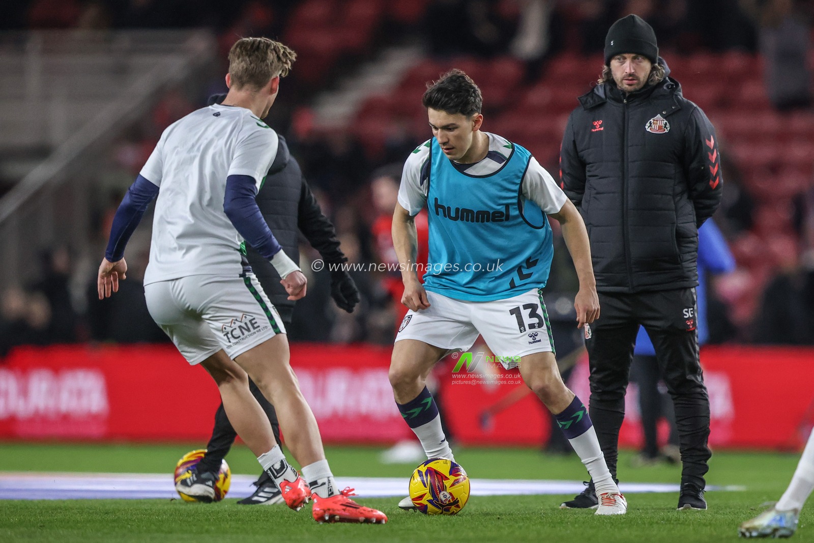 Luke O'Nien of Sunderland in the pregame warmup session during the Sky Bet Championship match Middlesbrough vs Sunderland at Riverside Stadium, Middlesbrough, United Kingdom, 3rd February 2025

(Photo by Alfie Cosgrove/News Images)