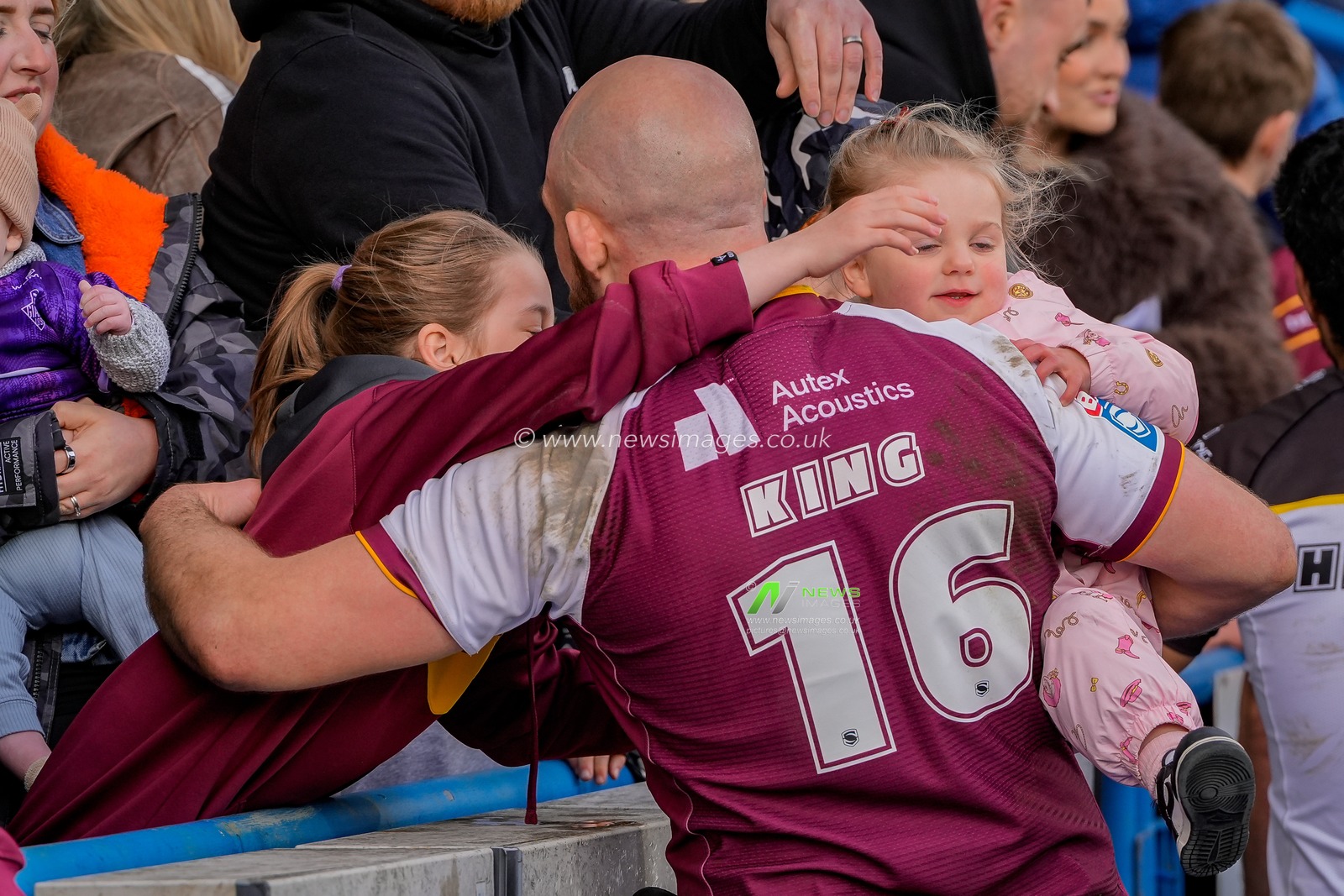George King of Huddersfield Giants applauds the fans during the Betfred Super League round 7 match Huddersfield Giants vs York Knights at Accu Stadium, Huddersfield, United Kingdom on 04 April 2026

(Photo by Maynard Manyowa/News Images)