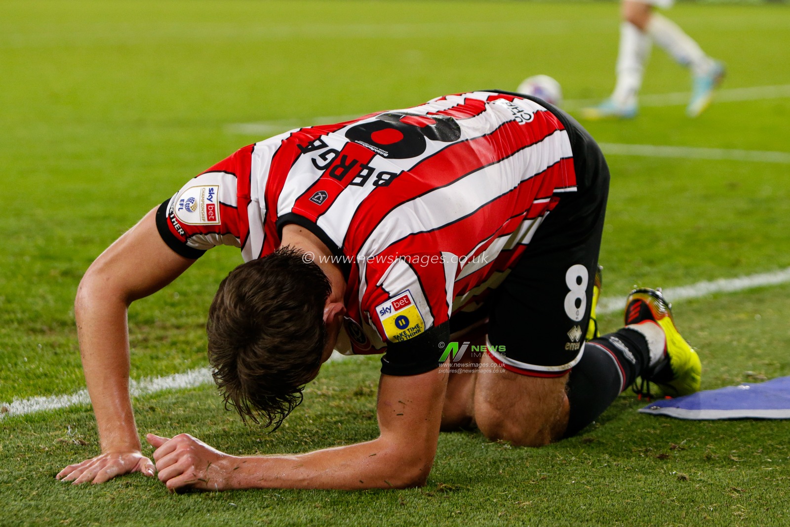 Sander Berge #8 of Sheffield United goes down injured during the Sky Bet Championship match Sheffield United vs Queens Park Rangers at Bramall Lane, Sheffield, United Kingdom, 4th October 2022

(Photo by Ben Early/News Images)