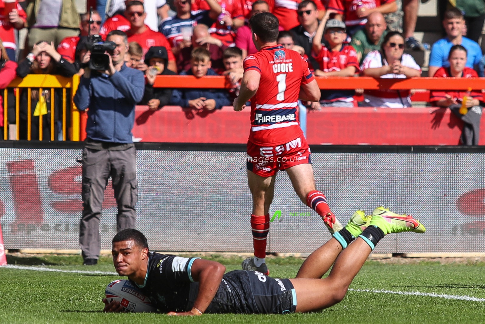 Will Pryce #1 of Huddersfield Giants goes over for a try