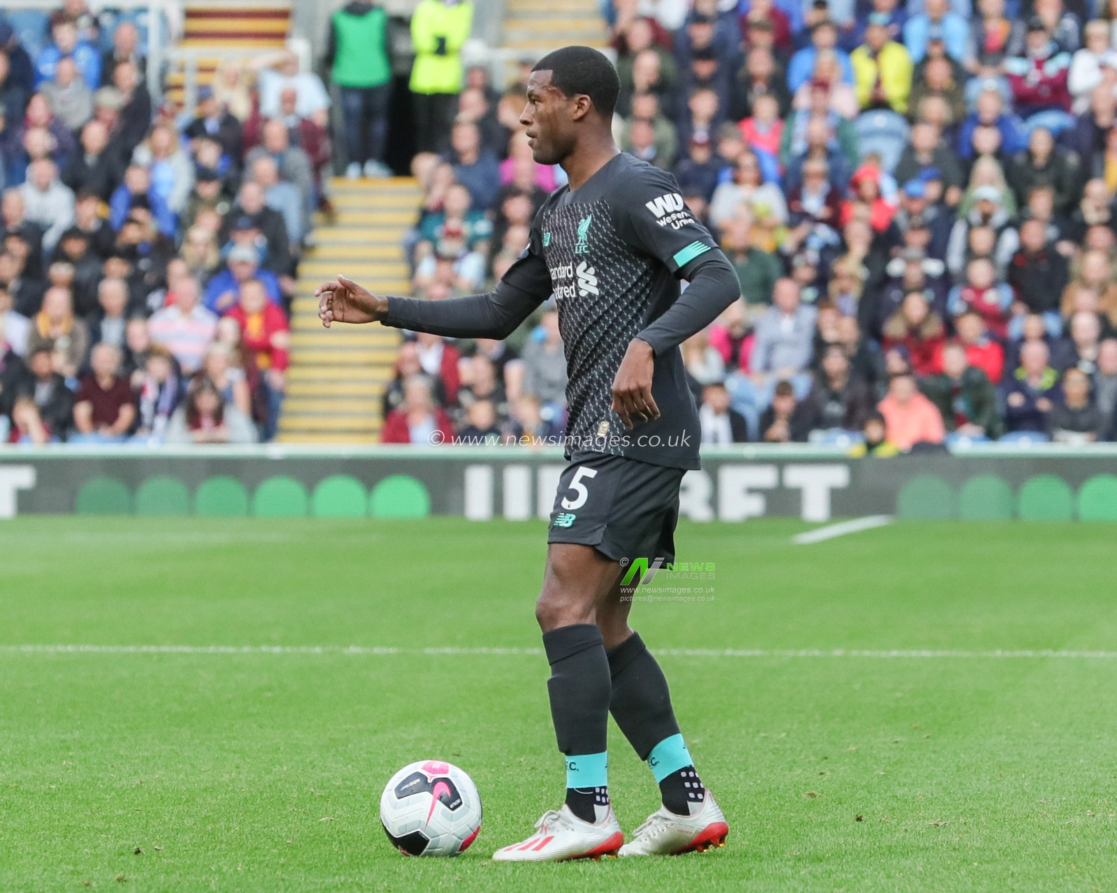 31st August 2019, Turf Moor, Burnley, England ; Premier League Football, Burnley vs Liverpool : Georginio Wijnaldum (5) of Liverpool with the ball 

Credit: Mark Cosgrove/News Images

English Football League images are subject to DataCo Licence