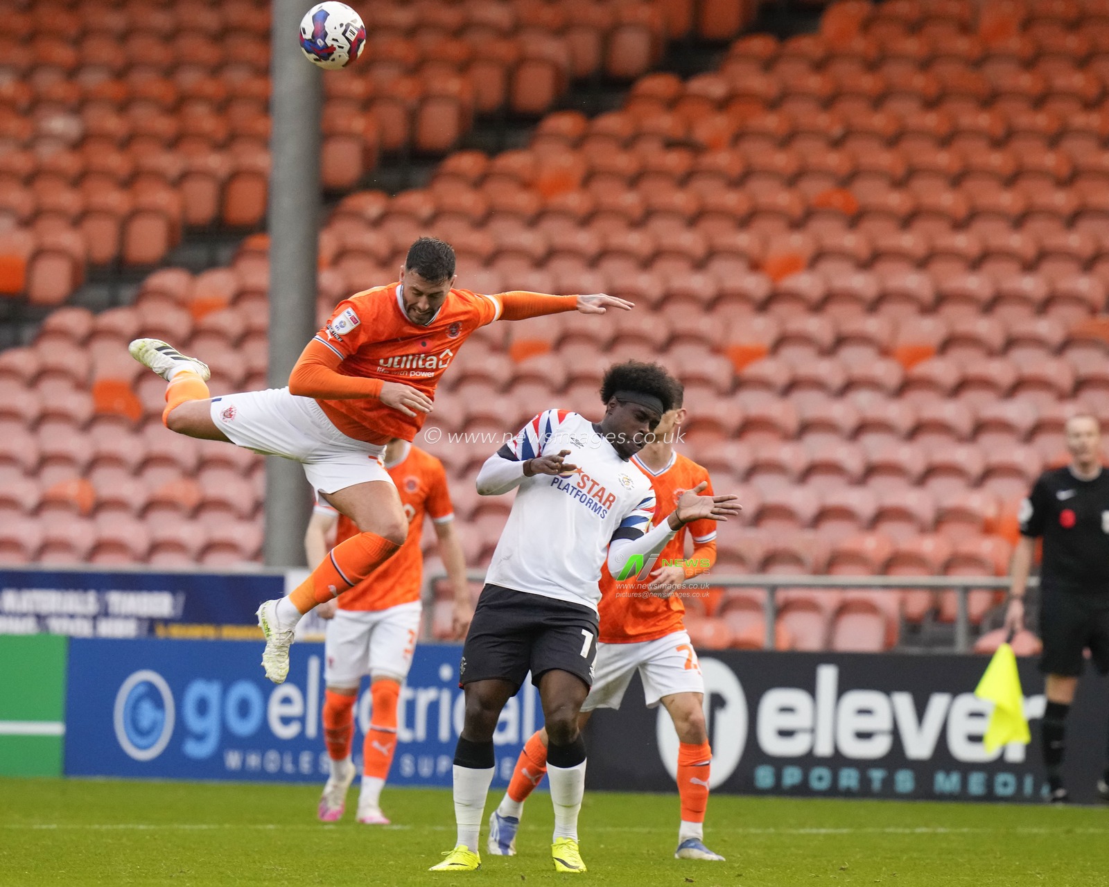 Pelly Ruddock Mpanzu #17 of Luton Town competes for a header with Gary Madine #14 of Blackpool during the Sky Bet Championship match Blackpool vs Luton Town at Bloomfield Road, Blackpool, United Kingdom, 5th November 2022

(Photo by Steve Flynn/News Images)