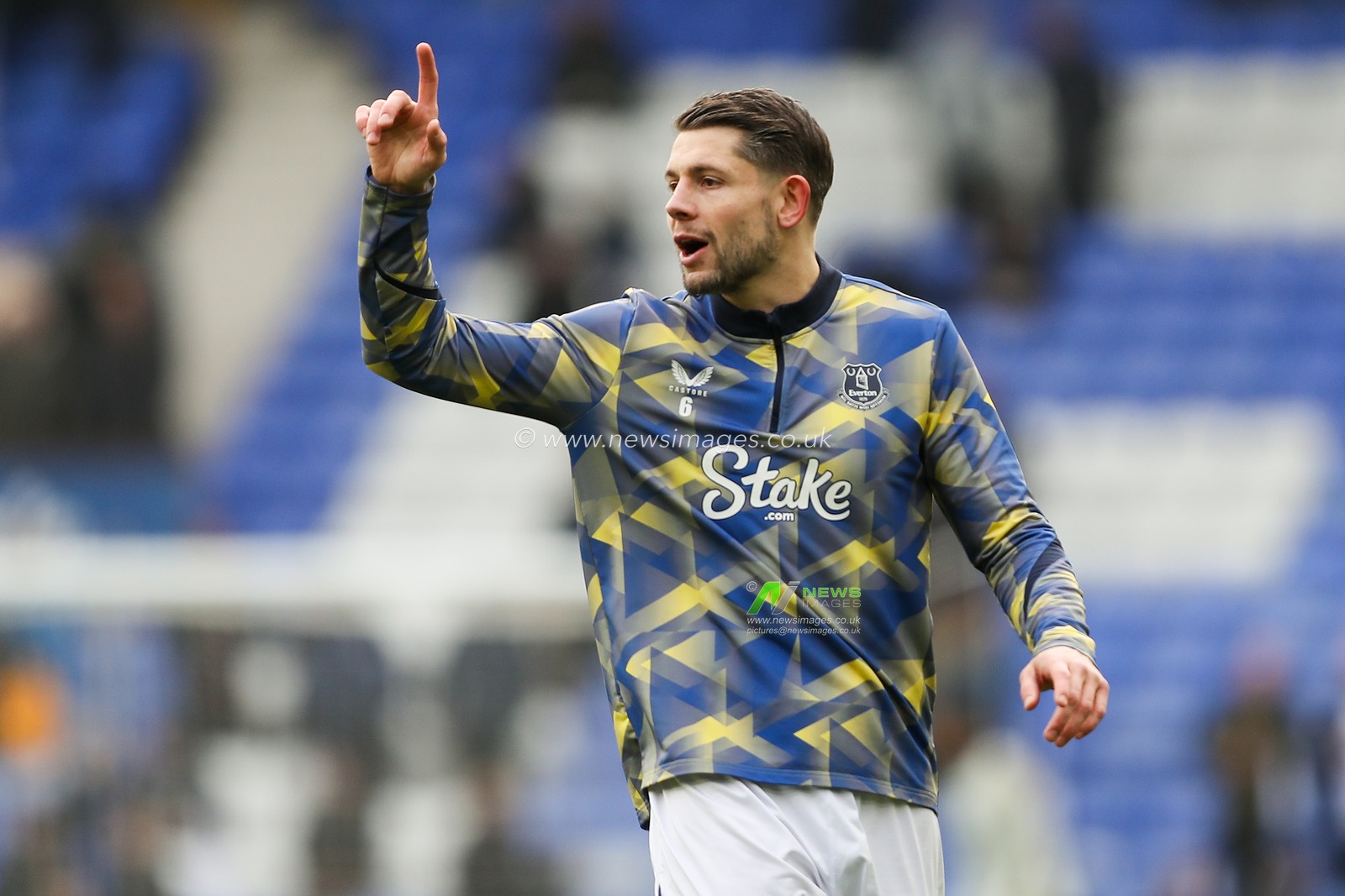 James Tarkowski of Everton warms up prior to the Premier League match Everton vs Tottenham Hotspur at Goodison Park, Liverpool, United Kingdom, 19th January 2025

(Photo by Gareth Evans/News Images)