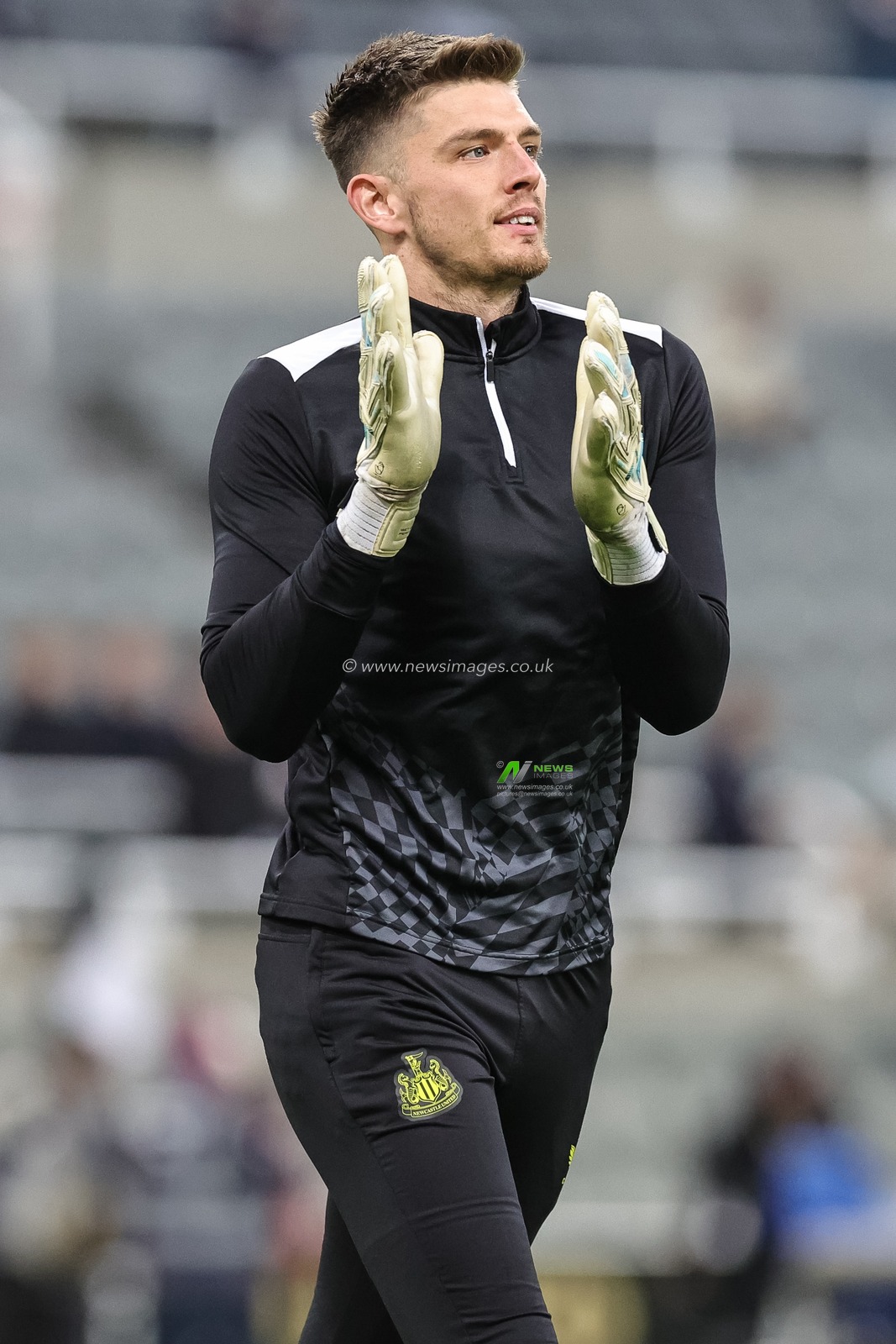 Nick Pope #22 of Newcastle United applauds the home fans in the pregame warmup session during the Premier League match Newcastle United vs Arsenal at St. James's Park, Newcastle, United Kingdom, 4th November 2023

(Photo by Mark Cosgrove/News Images)