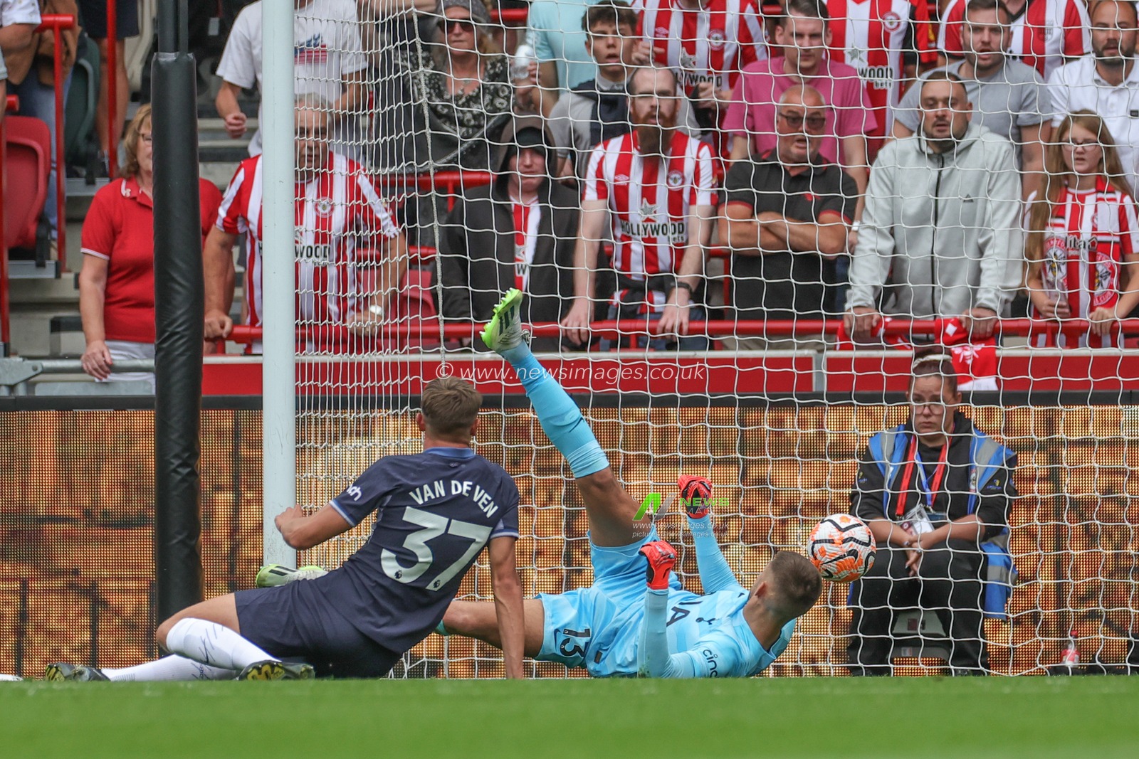 Yoane Wissa of Brentford puts the ball past Guglielmo Vicario Tottenham Hotspur to make it 2-1 during the Premier League match Brentford vs Tottenham Hotspur at Brentford Community Stadium, London, United Kingdom, 13th August 2023

(Photo by Mark Cosgrove/News Images)