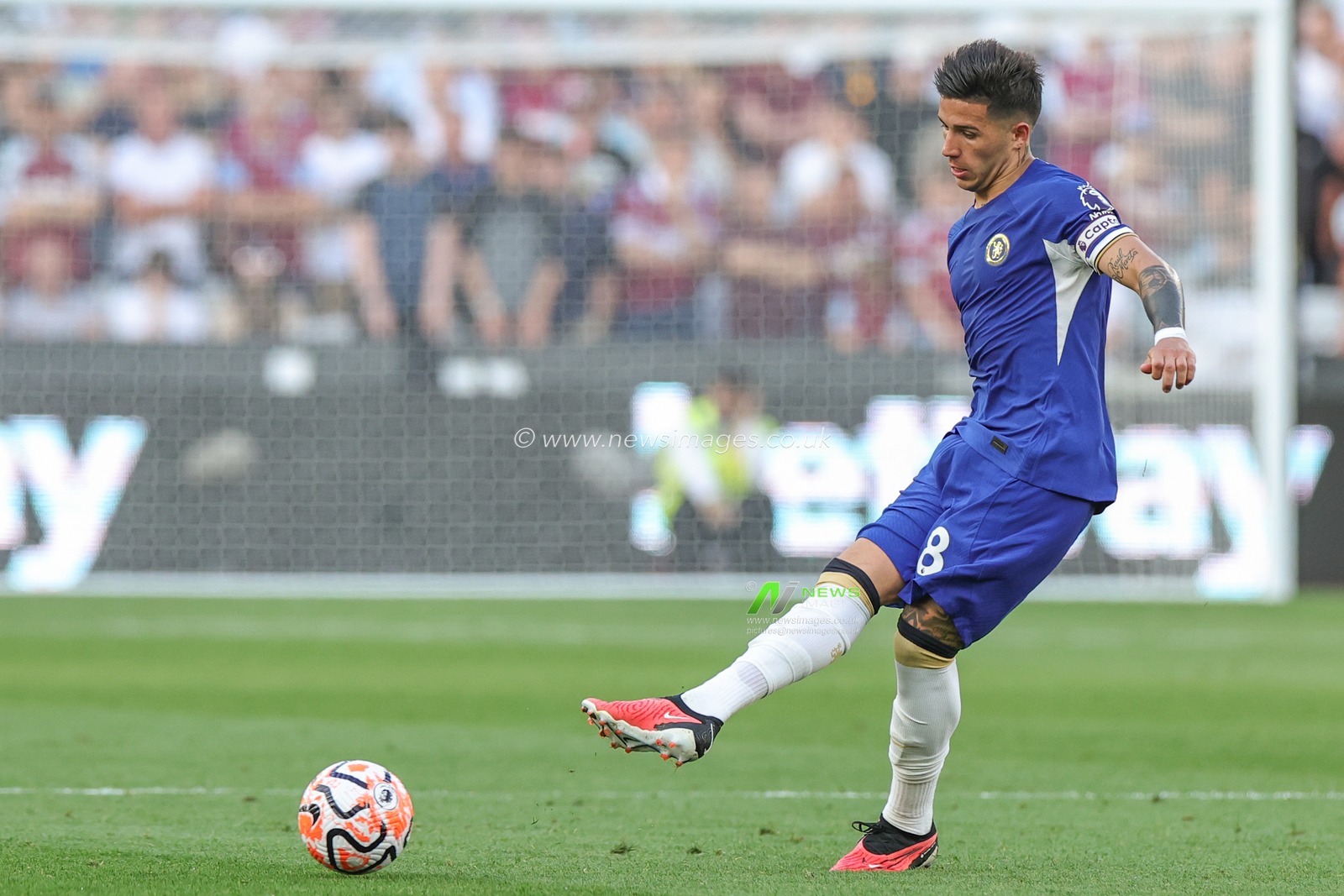 Enzo FernÃ¡ndez #8 of Chelsea passes the ball during the Premier League match West Ham United vs Chelsea at London Stadium, London, United Kingdom, 20th August 2023

(Photo by Mark Cosgrove/News Images)