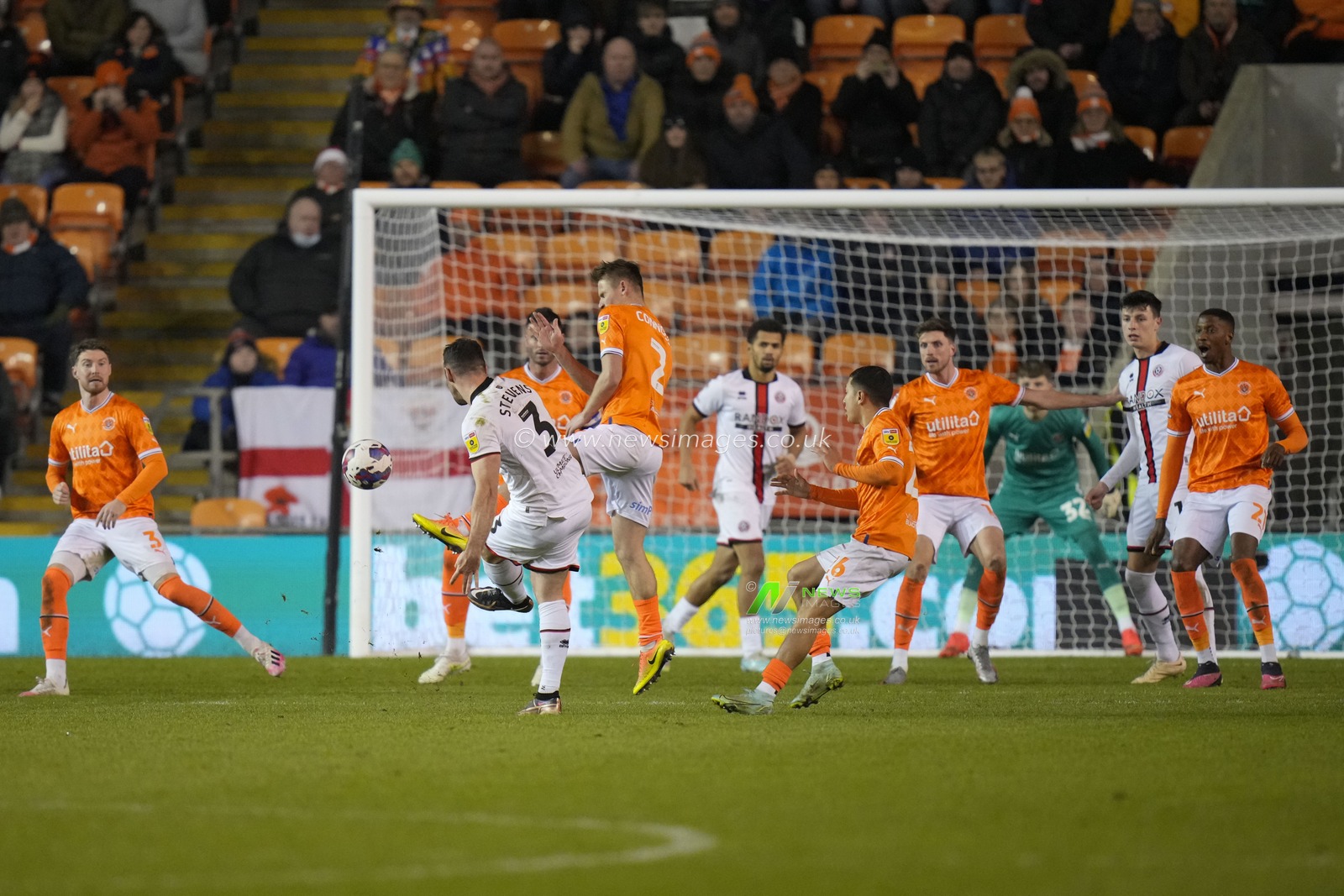 Enda Stevens #3 of Sheffield United has a shot on goal during the Sky Bet Championship match Blackpool vs Sheffield United at Bloomfield Road, Blackpool, United Kingdom, 29th December 2022

(Photo by Steve Flynn/News Images)