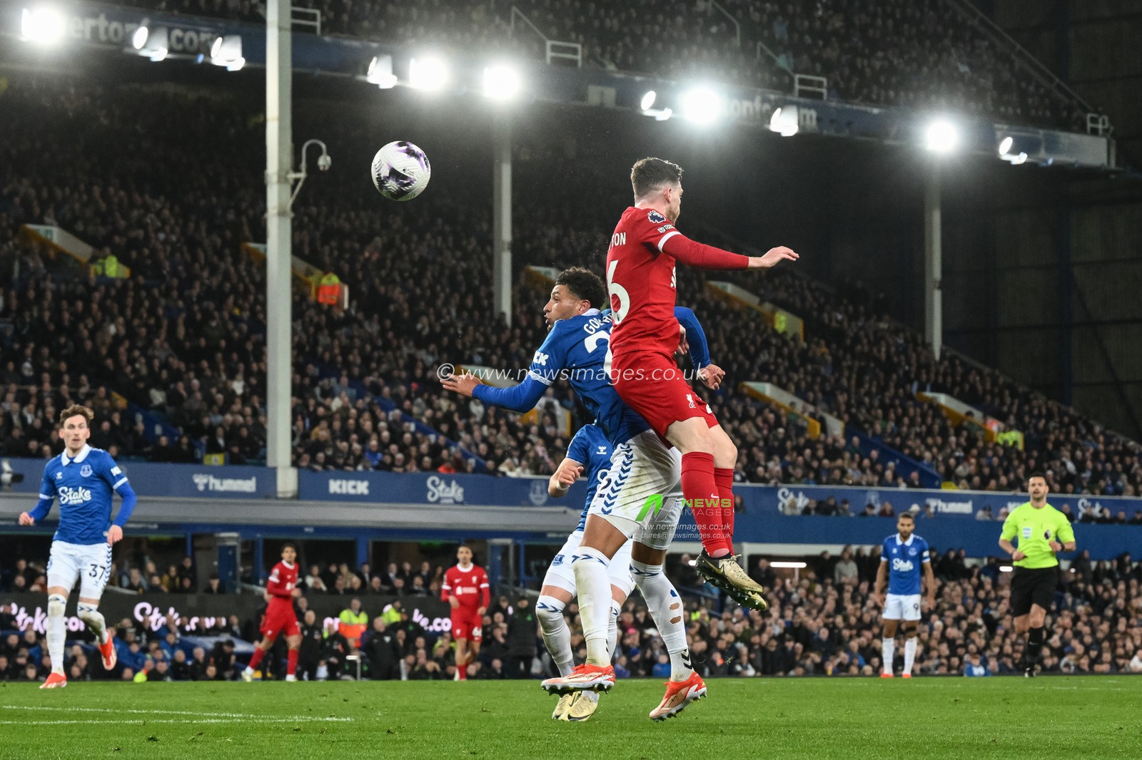 Ben Godfrey of Everton and Andrew Robertson of Liverpool battle for the ball during the Premier League match Everton vs Liverpool at Goodison Park, Liverpool, United Kingdom, 24th April 2024

(Photo by Craig Thomas/News Images)