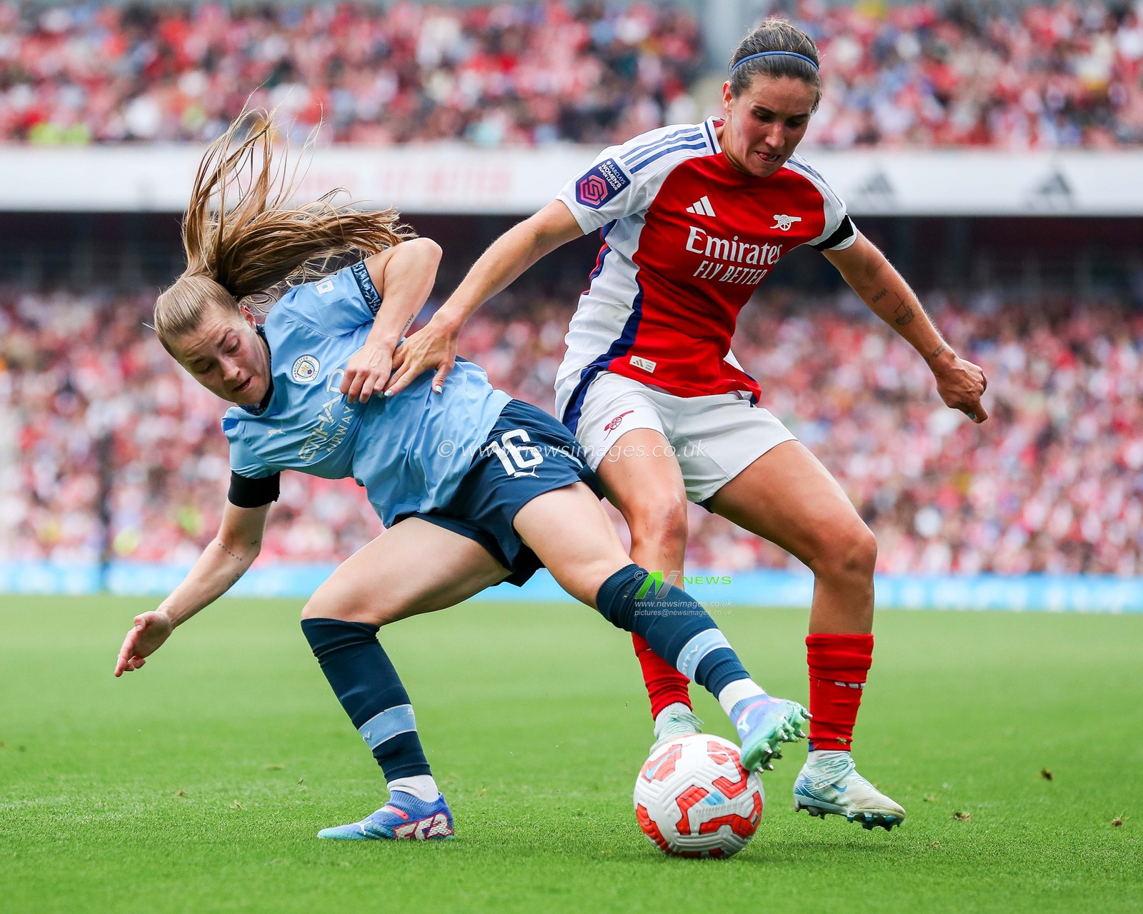Jess Park of Manchester City battles for the ball with Mariona Caldentey of Arsenal during the The FA Women's Super League match Arsenal Women vs Manchester City Women at Emirates Stadium, London, United Kingdom, 22nd September 2024

(Photo by Izzy Poles/News Images)