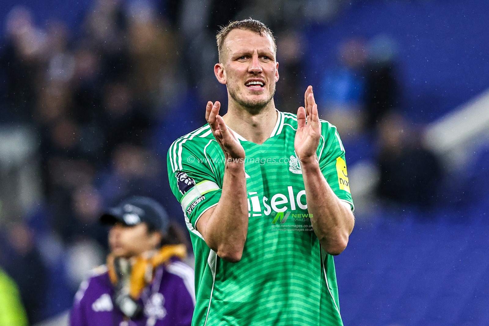Dan Burn of Newcastle United applauds the fans after the game during the Premier League match Everton vs Newcastle United at Hill Dickinson Stadium, Liverpool, United Kingdom, 29th November 2025

(Photo by Alfie Cosgrove/News Images)

*** GER AUT SUI OUT ***