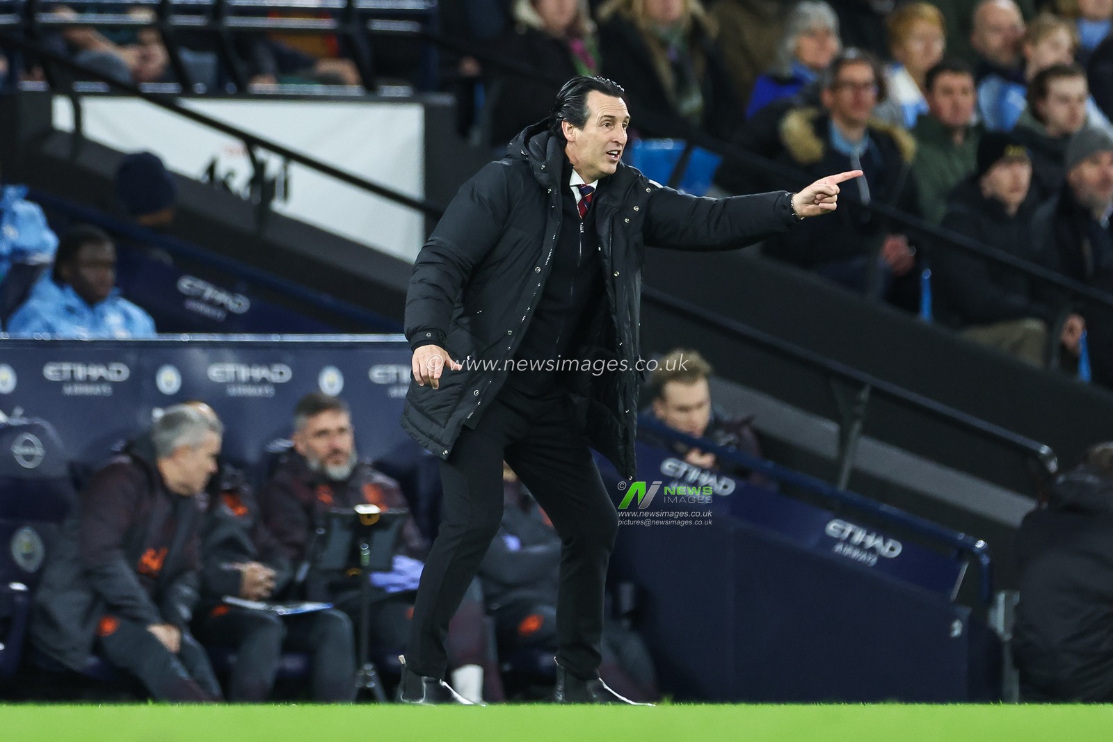 Unai Emery Manager of Aston Villa gives his team instructions during the Premier League match Manchester City vs Aston Villa at Etihad Stadium, Manchester, United Kingdom, 3rd April 2024

(Photo by Mark Cosgrove/News Images)