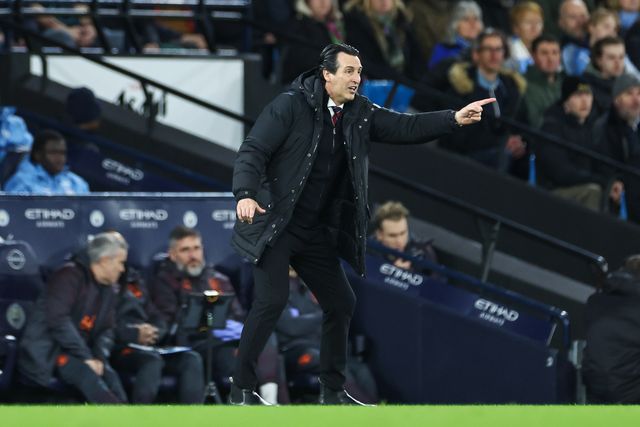 Unai Emery Manager of Aston Villa gives his team instructions during the Premier League match Manchester City vs Aston Villa at Etihad Stadium, Manchester, United Kingdom, 3rd April 2024

(Photo by Mark Cosgrove/News Images)
