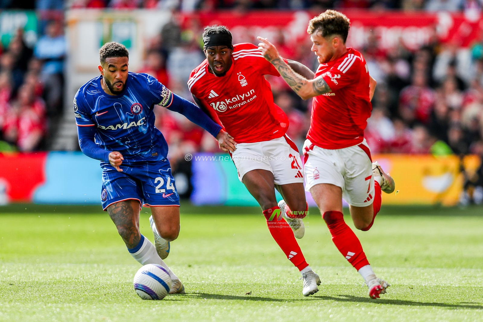 Anthony Elanga of Nottingham Forest is put under pressure by Reece James of Chelsea during the Premier League match Nottingham Forest vs Chelsea at City Ground, Nottingham, United Kingdom, 25th May 2025

(Photo by Izzy Poles/News Images)