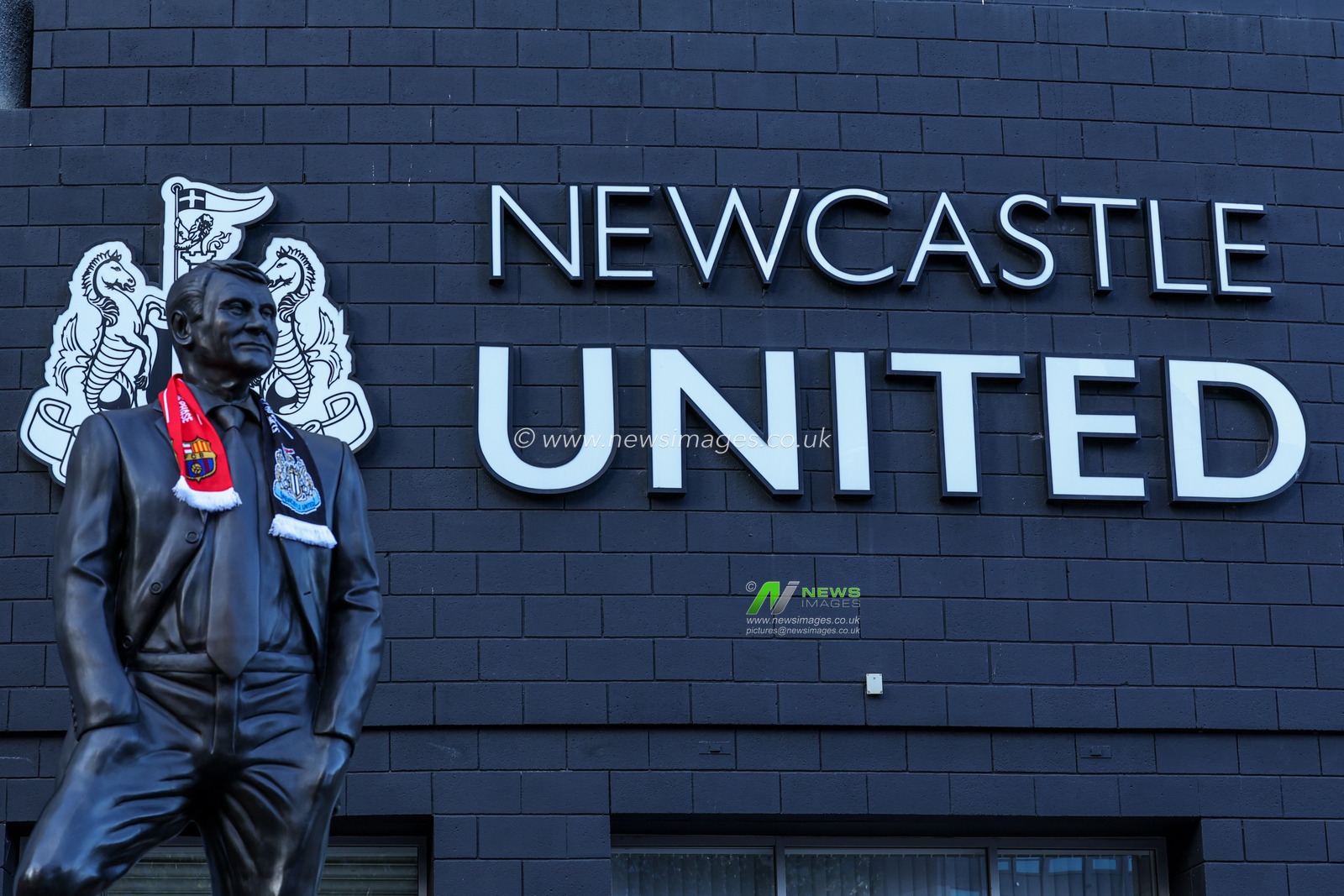 Sir Bobby Robson statue with a half and half scarf ahead of the UEFA Champions League 2025/26 Phase MD1 Newcastle United v Barcelona at St James's Park, Newcastle, United Kingdom, 18th September 2025

(Photo by Mark Cosgrove/News Images)