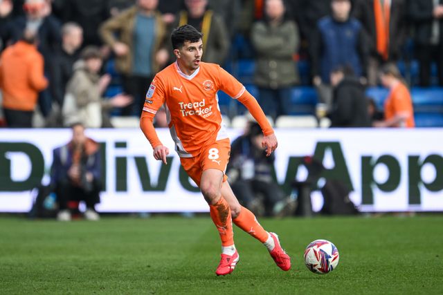 Albie Morgan of Blackpool makes a break with the ball during the Sky Bet League 1 match Stockport County vs Blackpool at Edgeley Park Stadium, Stockport, United Kingdom, 1st March 2025

(Photo by Craig Thomas/News Images)