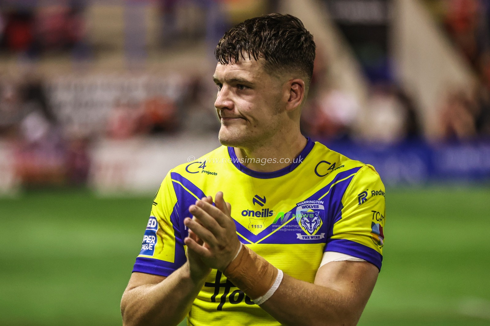 Josh Thewlis of Warrington Wolves applauds the fans after the game during the Betfred Super League Round 24 match Warrington Wolves vs Salford Red Devils at Halliwell Jones Stadium, Warrington, United Kingdom, 29th August 2025

(Photo by Alfie Cosgrove/News Images)