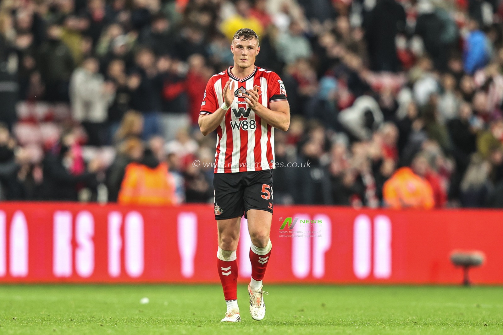 Daniel Ballard of Sunderland applauds the fans after the game during the Premier League match Sunderland vs Arsenal at Stadium Of Light, Sunderland, United Kingdom, 8th November 2025

(Photo by Alfie Cosgrove/News Images)

*** GER AUT SUI OUT ***