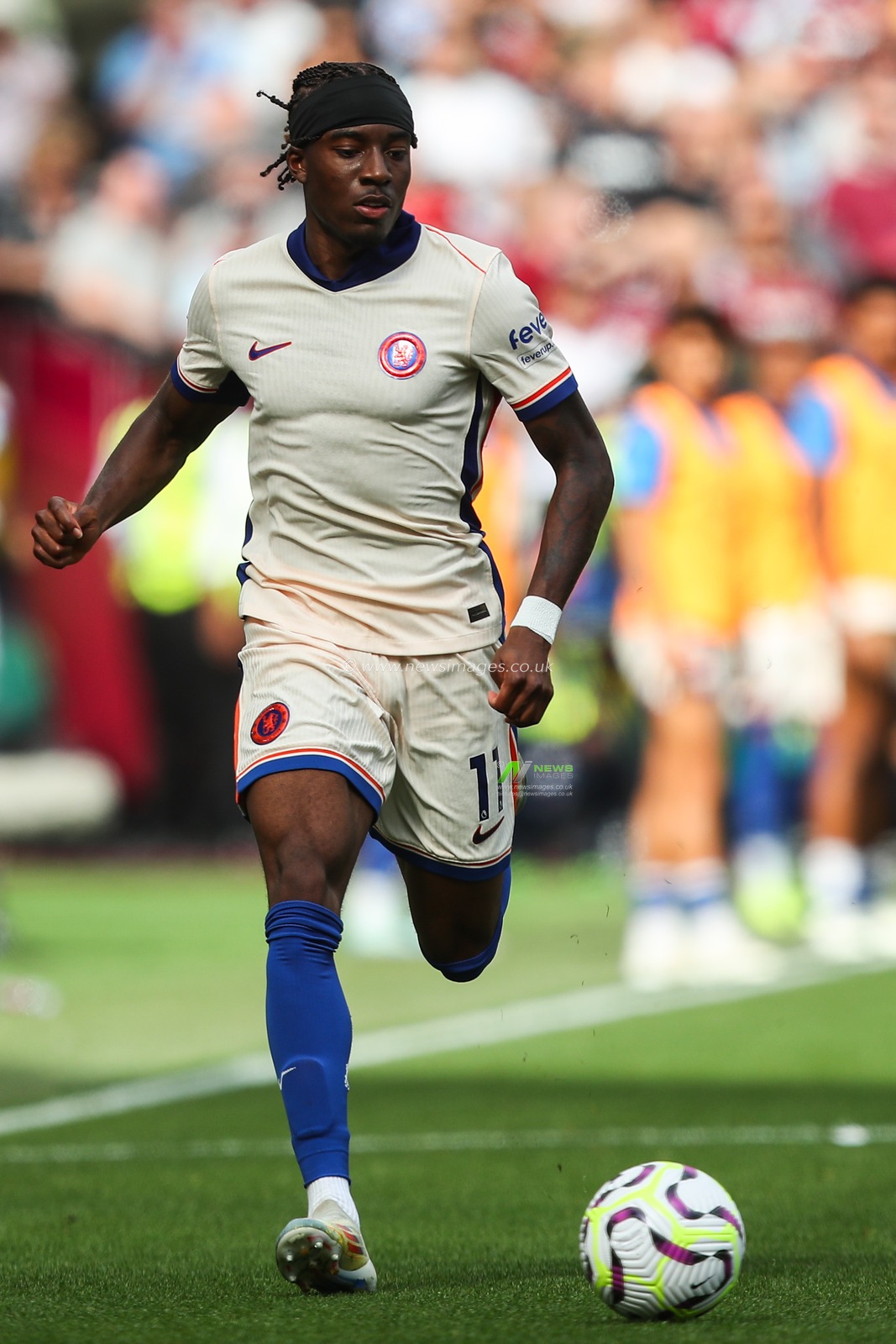 Noni Madueke of Chelsea goes forward with the ball during the Premier League match West Ham United vs Chelsea at London Stadium, London, United Kingdom, 21st September 2024

(Photo by Gareth Evans/News Images)