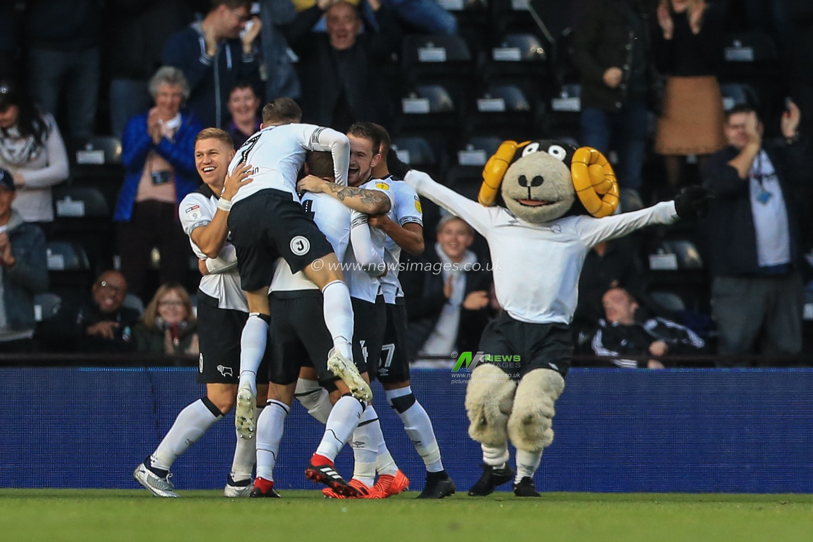 20th October 2018, Pride Park, Derby, England; Sky Bet Championship, Derby County v Sheffield United ; Craig Bryson (04) of Derby celebrates his goal to make it 1-0

Credit: Mark Cosgrove/News Images 

English Football League images are subject to DataCo Licence