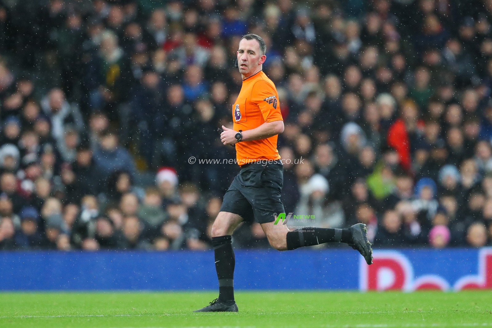 Referee Chris Kavanagh during the Premier League match Fulham vs Arsenal at Craven Cottage, London, United Kingdom, 8th December 2024

(Photo by Gareth Evans/News Images)