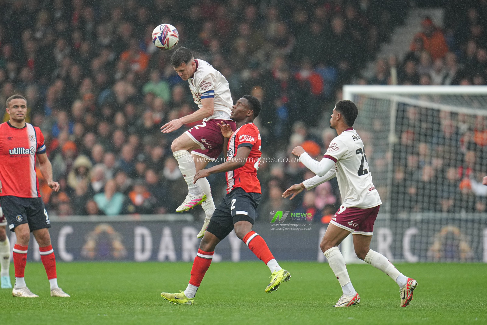 Ross McCrorie of Bristol City wins header during the Sky Bet Championship match Luton Town vs Bristol City at Kenilworth Road, Luton, United Kingdom, 21st April 2025

(Photo by Harvey Murphy/News Images)