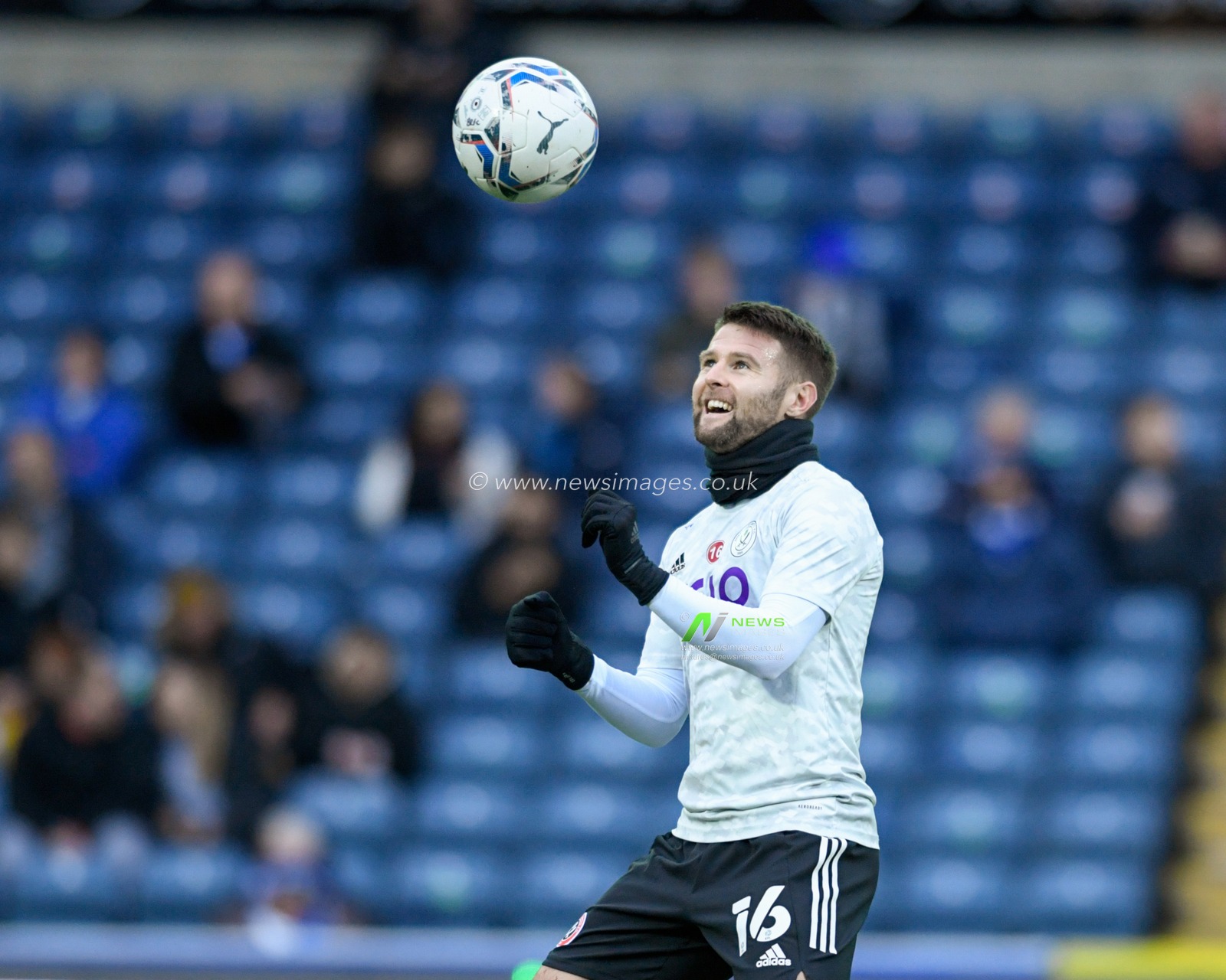Oliver Norwood #16 of Sheffield United warming up before the game