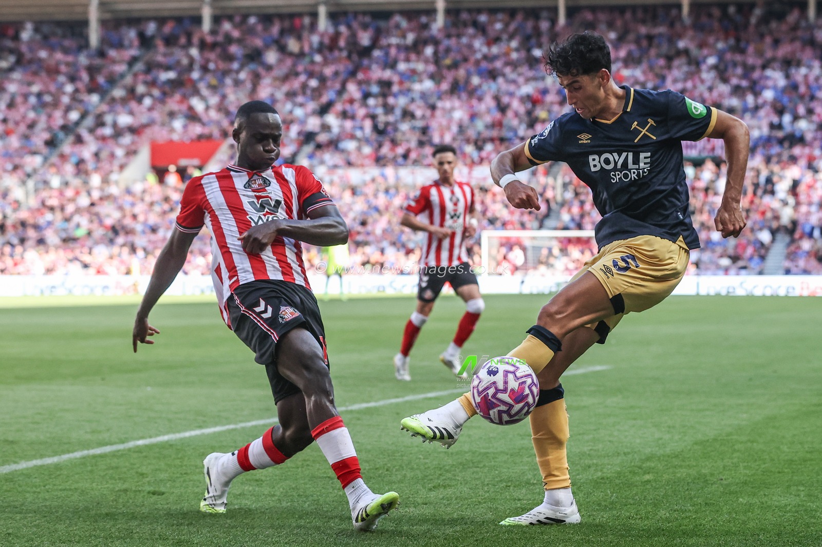 Habib Diarra of Sunderland and Nayef Aguerd West Ham United battle for the ball during the Premier League match Sunderland vs West Ham United at Stadium Of Light, Sunderland, United Kingdom, 16th August 2025

(Photo by Alfie Cosgrove/News Images)