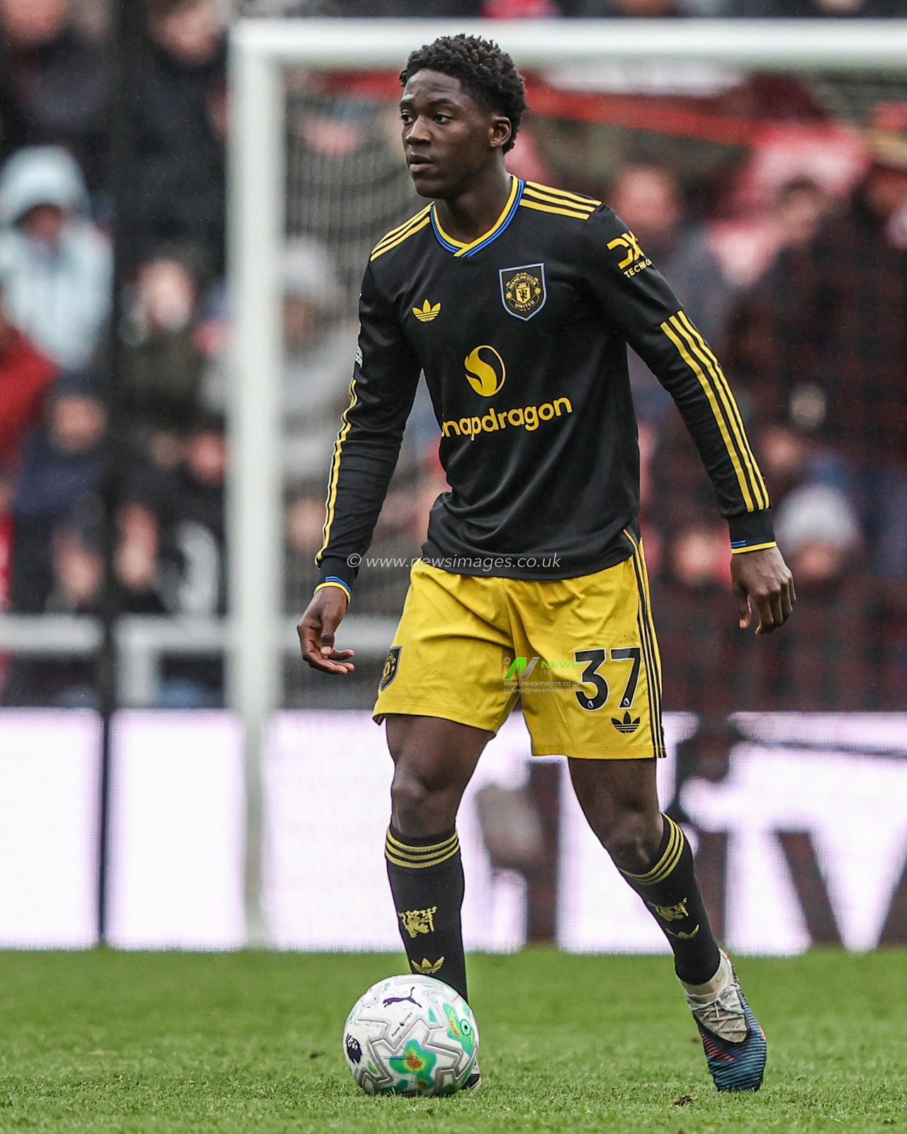 Kobbie Mainoo of Manchester United with the ball during the Premier League match Sunderland vs Manchester United at Stadium Of Light, Sunderland, United Kingdom on 09 May 2026

(Photo by Alfie Cosgrove/News Images)