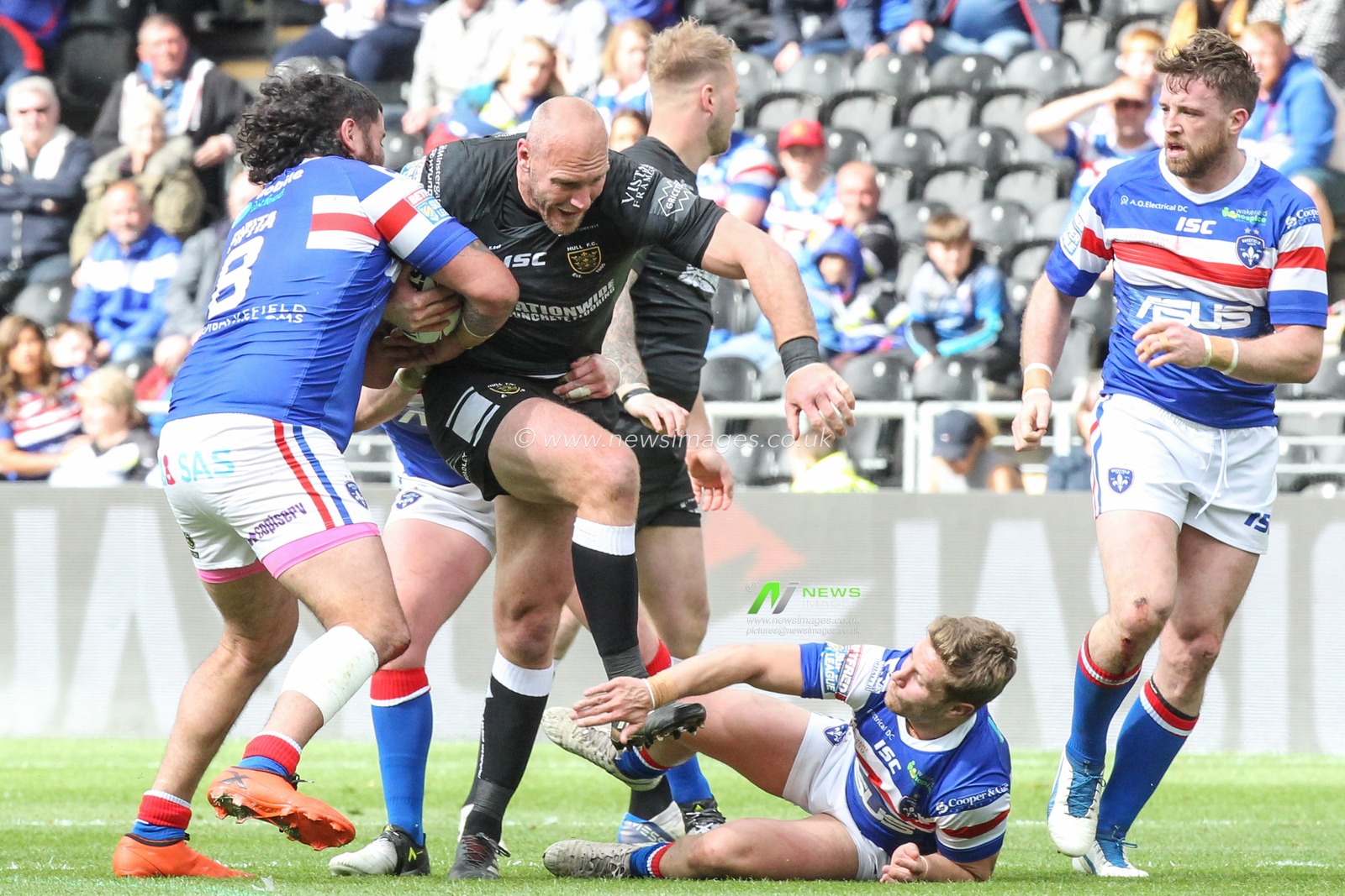 28th April 2019 , KCOM Stadium, Hull, England; Betfred Super League, Round 13, Hull FC vs Wakefield Trinity ; Gareth Ellis (34) of Hull FC runs at the Wakefield line


Credit: David Greaves/News Images