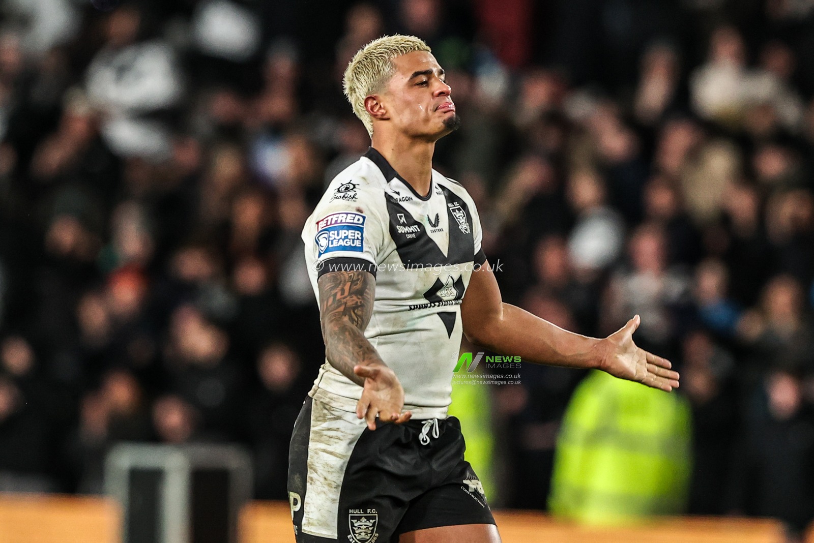 Will Pryce of Hull FC celebrates his drop goal making the score 21-20 during the Betfred Super League round 1 match Hull FC vs Bradford Bulls at MKM Stadium, Hull, United Kingdom on 14 February 2026

(Photo by Alfie Cosgrove/News Images)