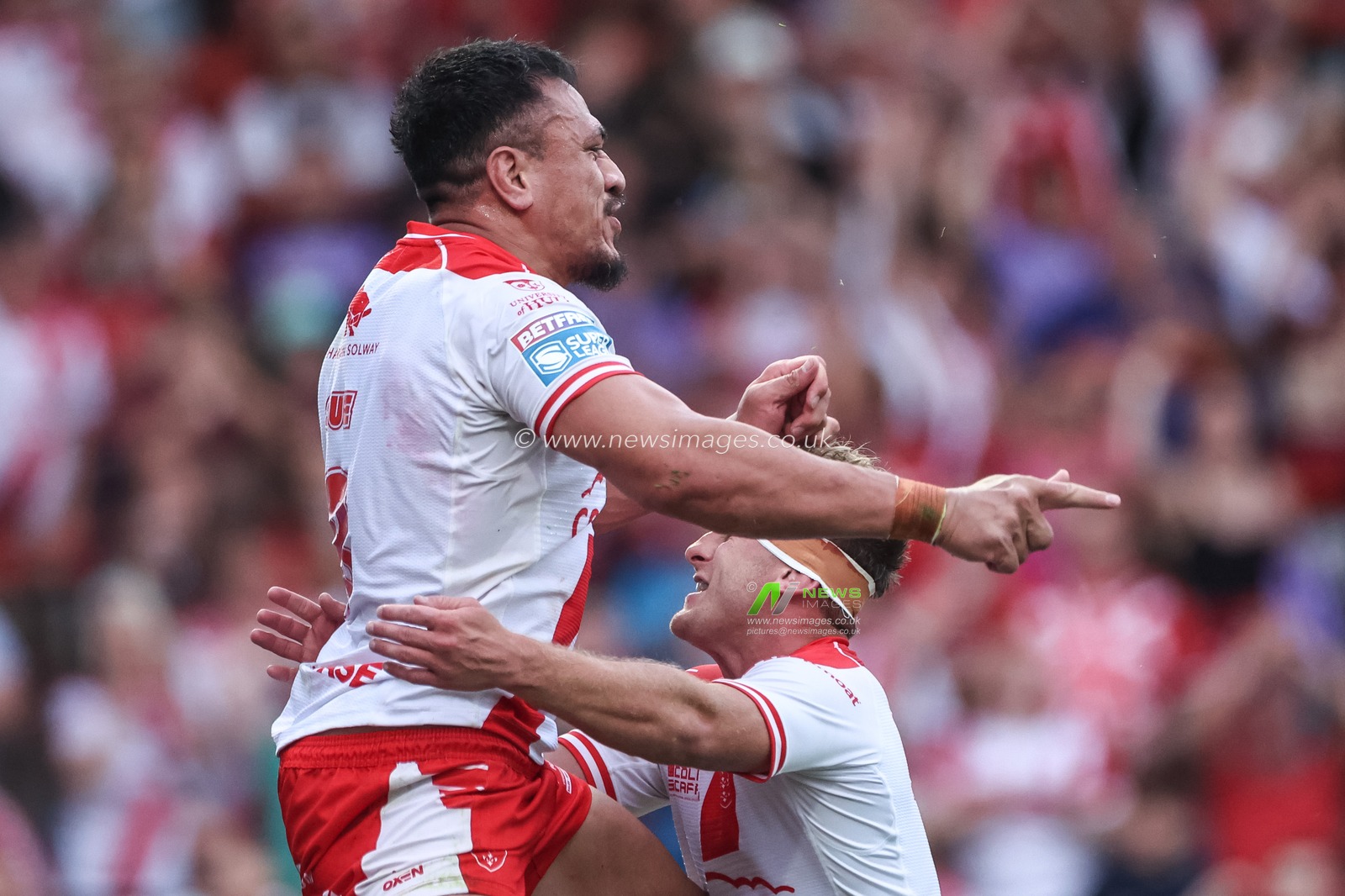 Sauaso Sue of Hull KR celebrates his try with team mates during the Betfred Super League Round 14 Hull KR vs Catalans Dragons at Sewell Group Craven Park, Kingston upon Hull, United Kingdom, 13th June 2025

(Photo by Mark Cosgrove/News Images)