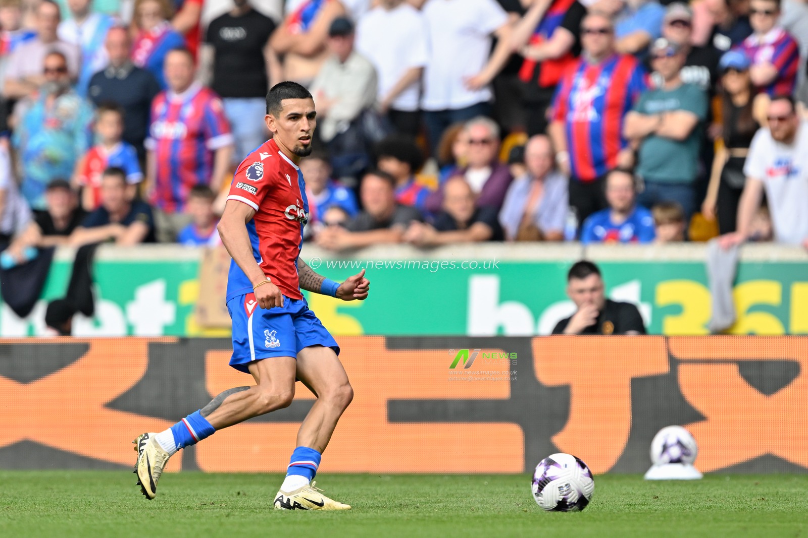 Daniel MuÃ±oz of Crystal Palace passes the ball, during the Premier League match Wolverhampton Wanderers vs Crystal Palace at Molineux, Wolverhampton, United Kingdom, 11th May 2024

(Photo by Cody Froggatt/News Images)