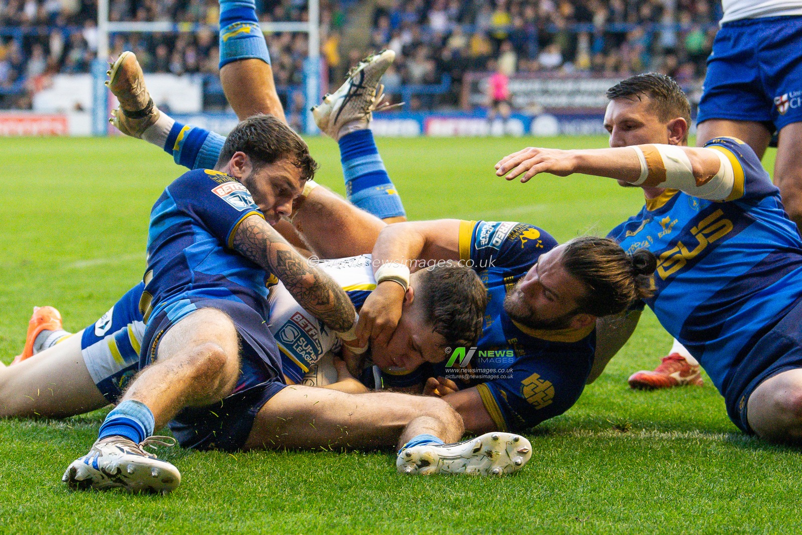 Josh Thewlis #2 of Warrington Wolves goes over for a try during the Betfred Super League Round 11 match Warrington Wolves vs Wakefield Trinity at Halliwell Jones Stadium, Warrington, United Kingdom, 5th May 2023

(Photo by Craig Thomas/News Images)