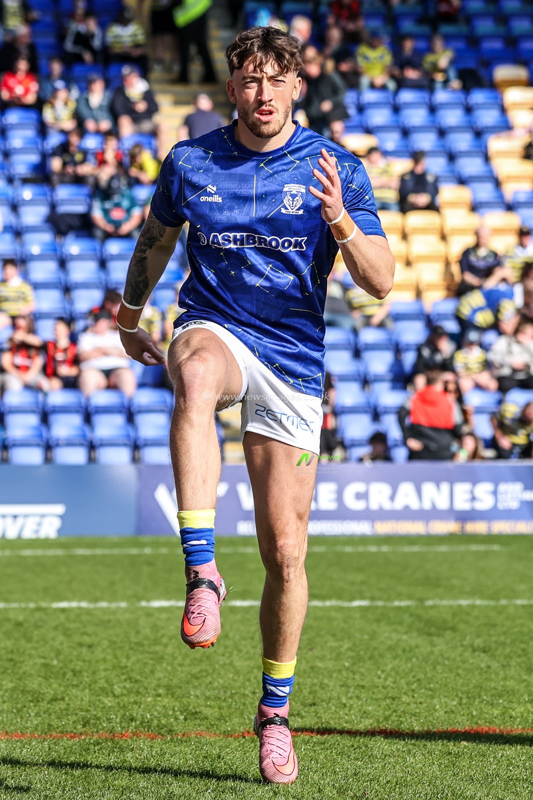 Matty Ashton of Warrington Wolves in the pre-game warm up during the Betfred Super League round 5 match Warrington Wolves vs Castleford Tigers at The Halliwell Jones Stadium, Warrington, United Kingdom on 21 March 2026

(Photo by Alfie Cosgrove/News Images)