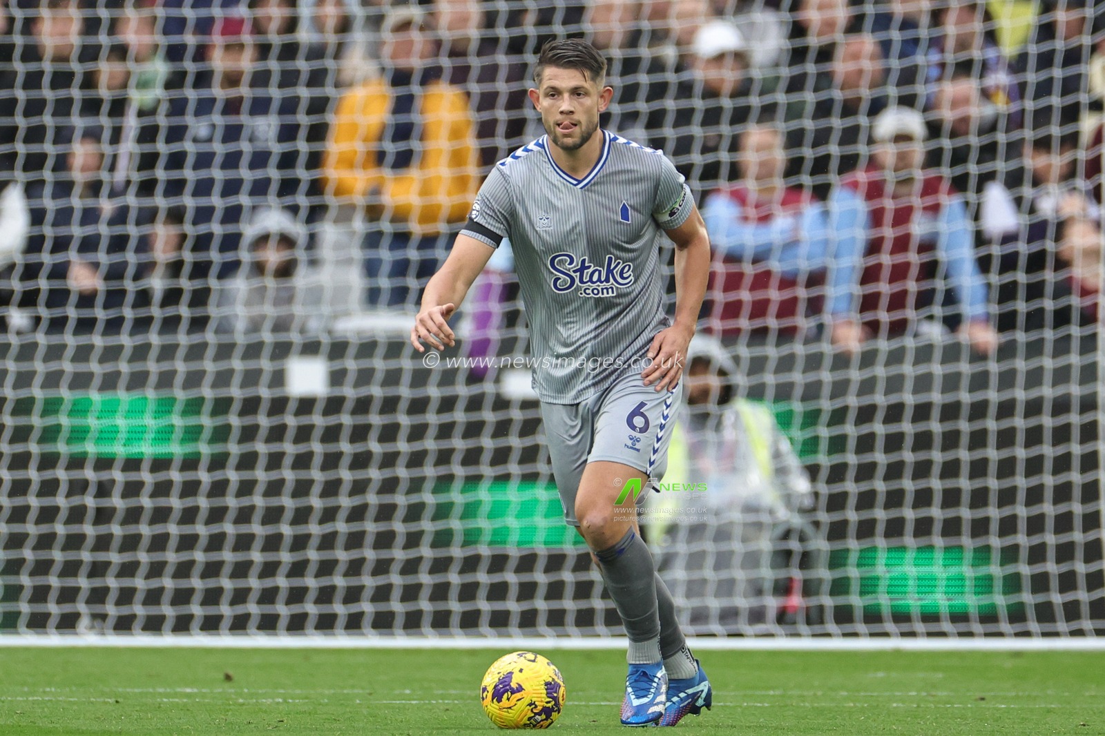 James Tarkowski #6 of Everton with the ball during the Premier League match West Ham United vs Everton at London Stadium, London, United Kingdom, 29th October 2023

(Photo by Mark Cosgrove/News Images)