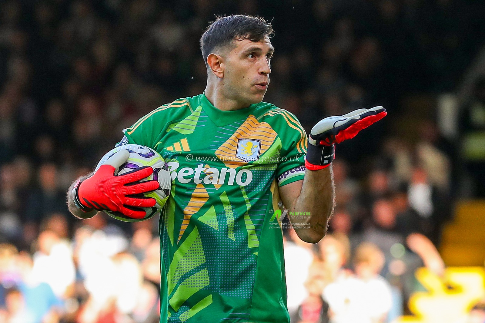 Emiliano Martinez of Aston Villa celebrates saving a penalty during the Premier League match Fulham vs Aston Villa at Craven Cottage, London, United Kingdom, 19th October 2024

(Photo by Izzy Poles/News Images)