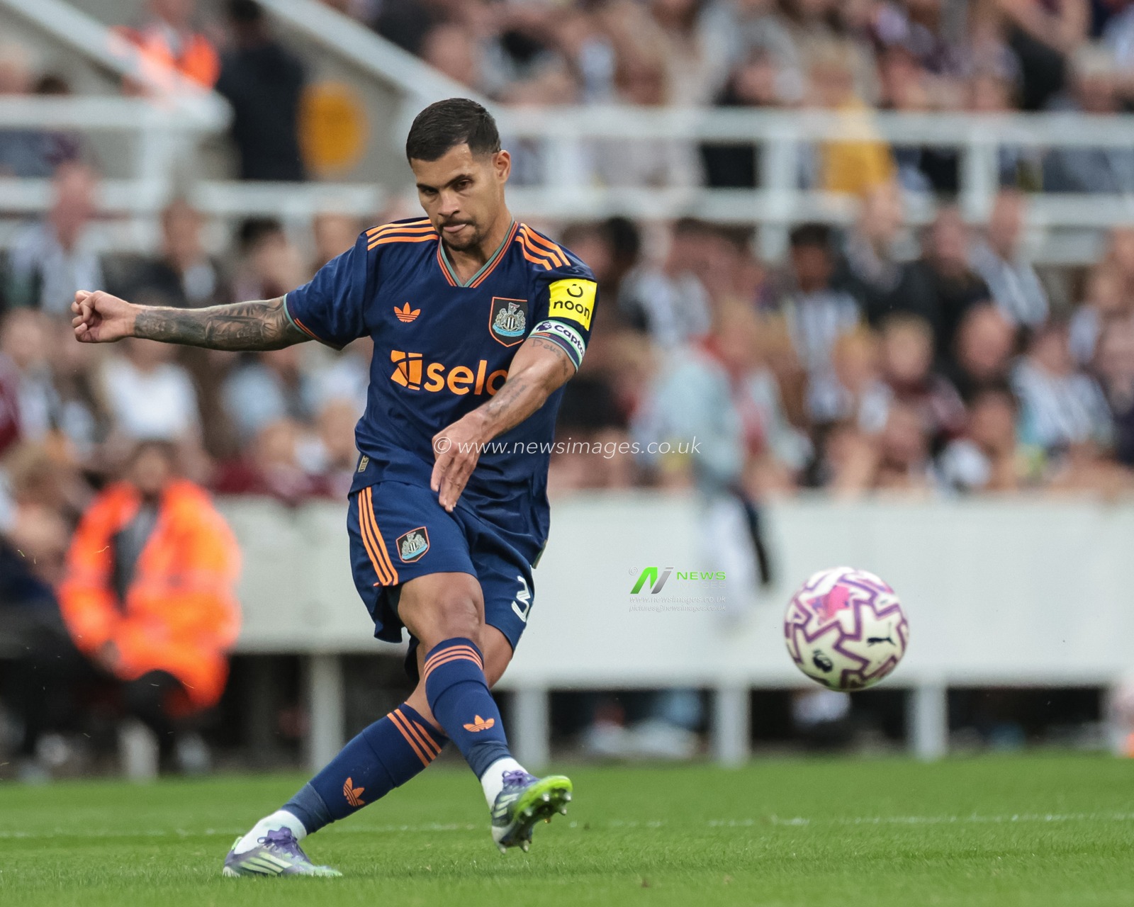 Bruno Guimaraes of Newcastle Untied passes the ball during the Pre-season friendly Newcastle United vs Espanyol at St. James's Park, Newcastle, United Kingdom, 8th August 2025

(Photo by Mark Cosgrove/News Images)