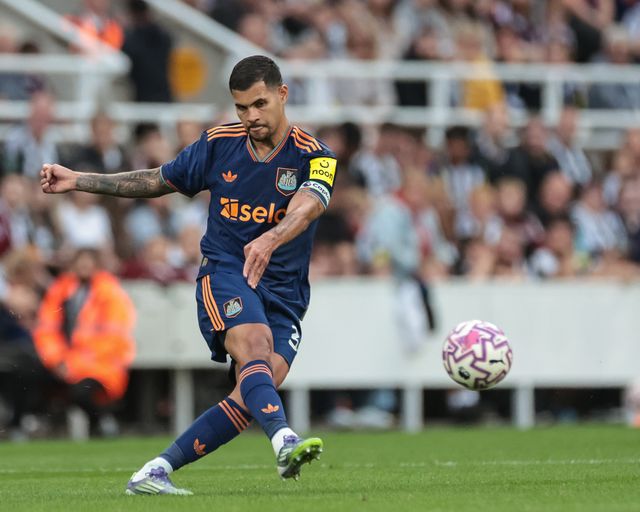 Bruno Guimaraes of Newcastle Untied passes the ball during the Pre-season friendly Newcastle United vs Espanyol at St. James's Park, Newcastle, United Kingdom, 8th August 2025

(Photo by Mark Cosgrove/News Images)