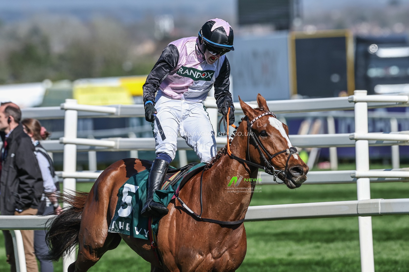 Hiddenvalley Lake ridden by Darragh O'Keeffe wins the 15:05 Ivy Liverpool Hurdle during the Randox Grand National 2025 Day 3 Grand National Day at Aintree Racecourse, Liverpool, United Kingdom, 5th April 2025

(Photo by Mark Cosgrove/News Images)