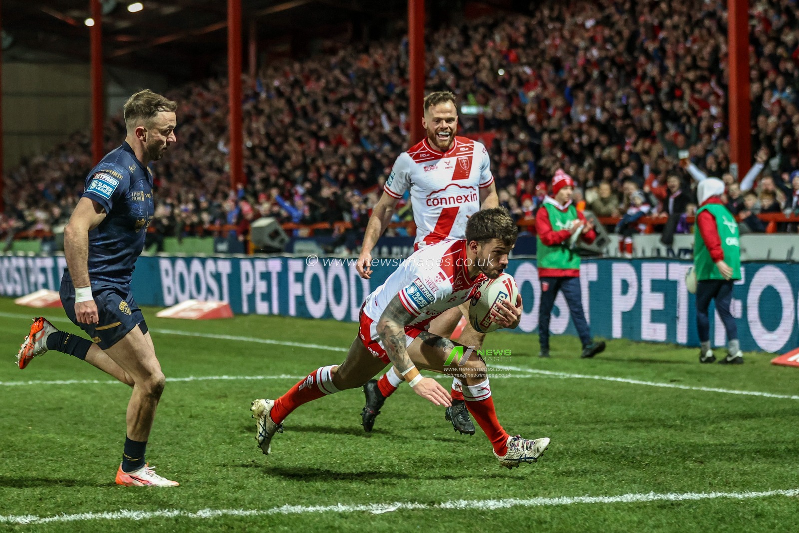 Oliver Gildart of Hull KR goes over for a try during the Betfred Super League Round 3 Hull KR vs Salford Red Devils at Sewell Group Craven Park, Kingston upon Hull, United Kingdom, 27th February 2025

(Photo by Alfie Cosgrove/News Images)