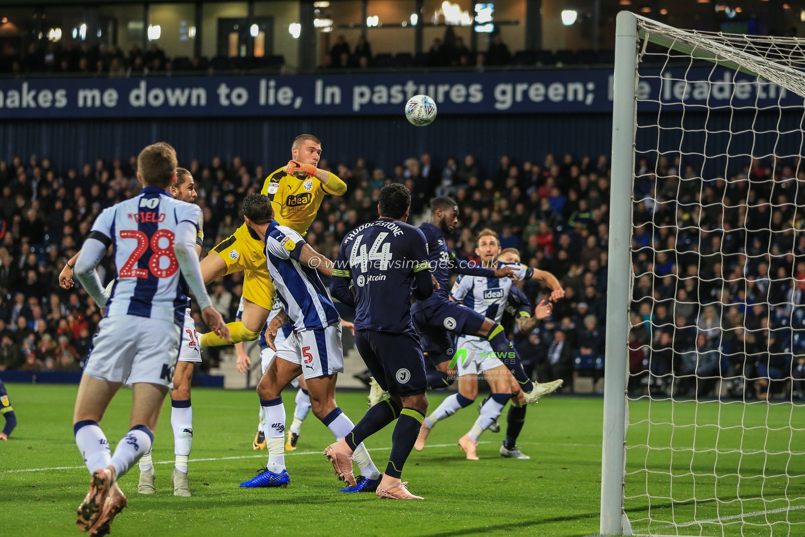 24th October 2018, The Hawthorns, West Bromwich, England; Sky Bet Championship, West Bromwich Albion v Derby County ; Sam Johnstone (01) of West Bromwich Albion completely misses the ball as he jumps high 


Credit: Mark Cosgrove/News Images

English Football League images are subject to DataCo Licence