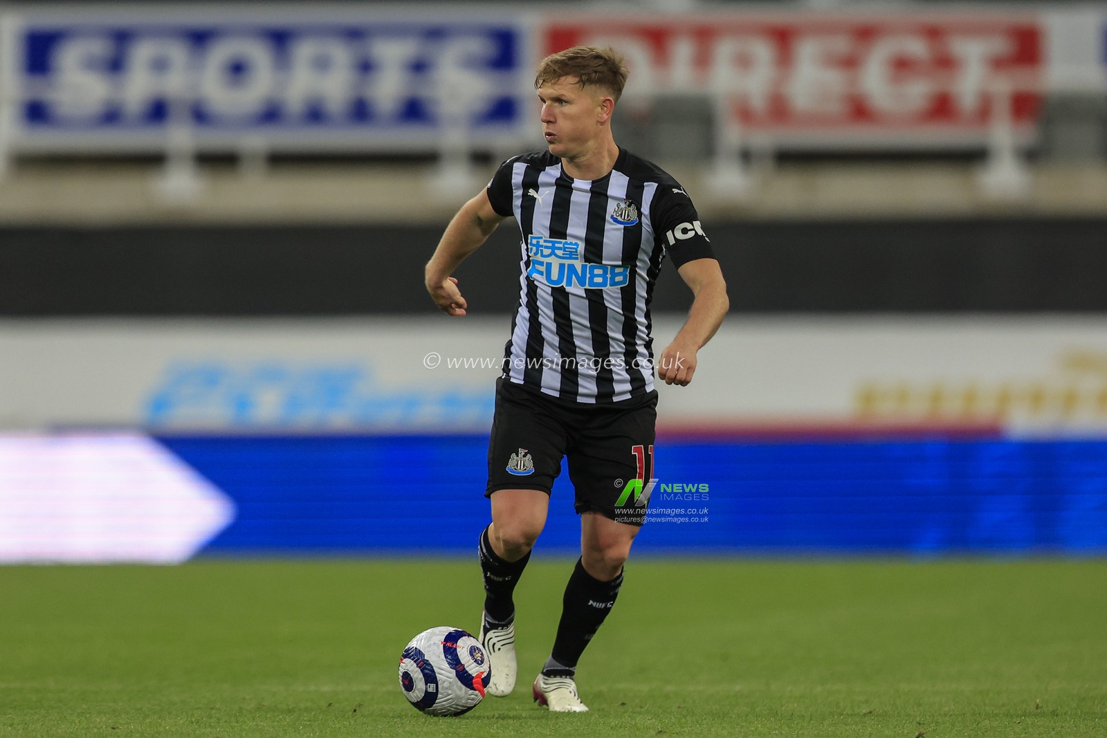 Matt Ritchie #11 of Newcastle United in possession of the ball
