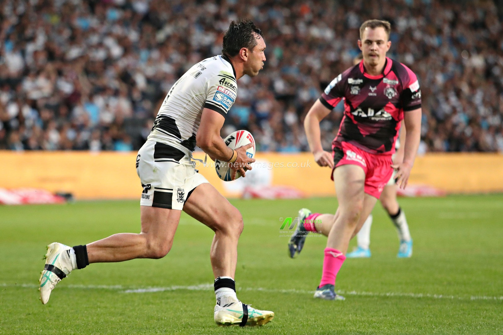 Jordan Rapana of Hull F.C. during the Betfred Super League Round 14 Hull FC vs Castleford Tigers at MKM Stadium, Hull, United Kingdom, 13th June 2025

(Photo by Sam Eaden/News Images)