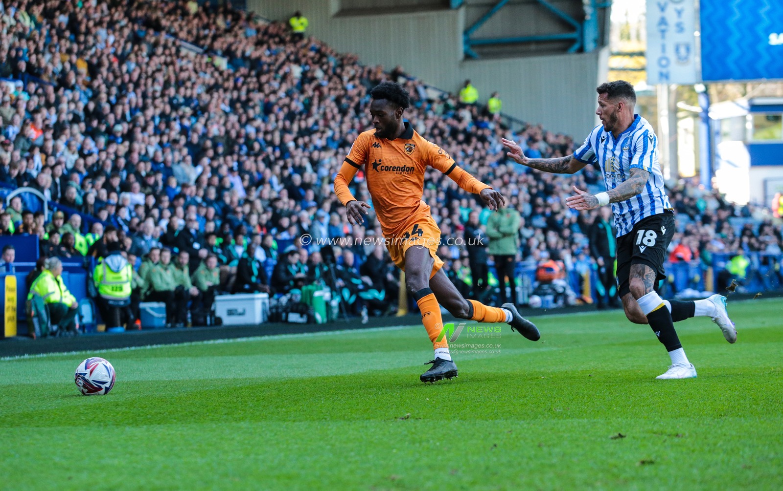 Matt Crooks of Hull City and Marvin Johnson of Sheffield Wednesday duals for the ball during the Sky Bet Championship match Sheffield Wednesday vs Hull City at Hillsborough, Sheffield, United Kingdom, 5th April 2025

(Photo by Richard Bierton/News Images)