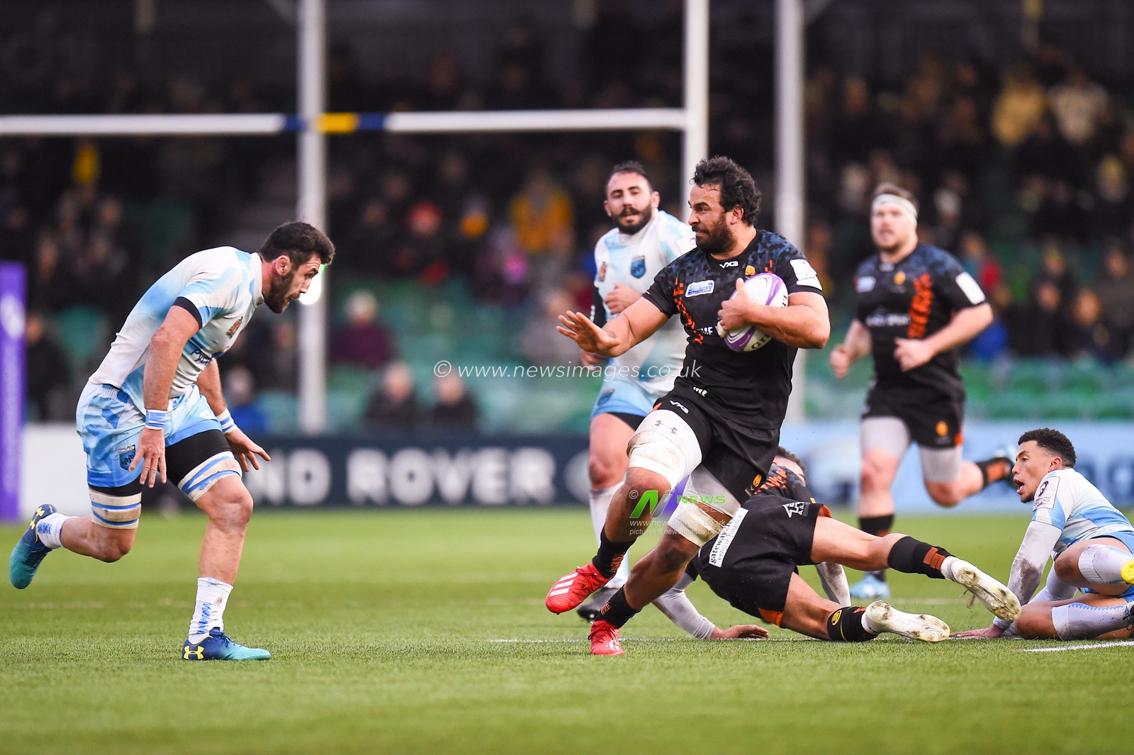 11th January 2020, Sixways Stadium, Worcester, England; European Challenge Cup, Worcester Warriors v Yenisey-STM Krasnoyarsk : Marco Mama (07) of Worcester Warriors prepares to palm off the Enisei defender looking to make the tackle.

Credit: Gareth Dalley/News Images