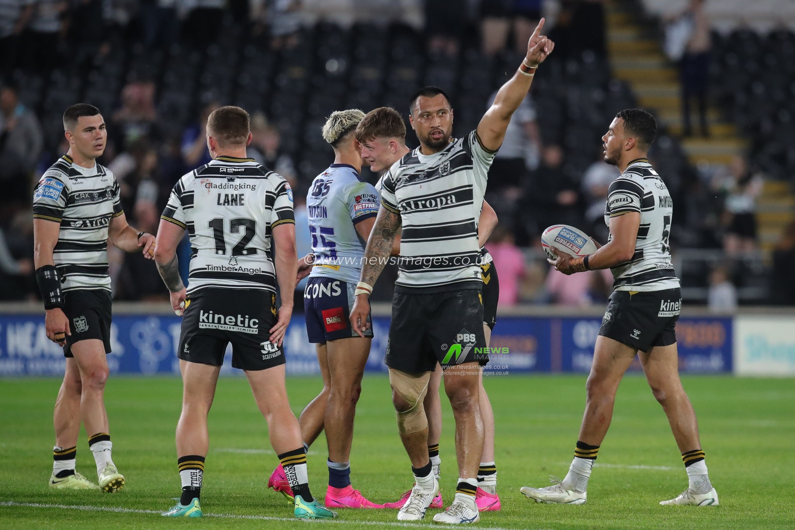 Ligi Sao #8 of Hull FC gestures to the fans and celebrates the win at full time after the Betfred Super League Round 16 match Hull FC vs St Helens at MKM Stadium, Hull, United Kingdom, 22nd June 2023

(Photo by James Heaton/News Images)