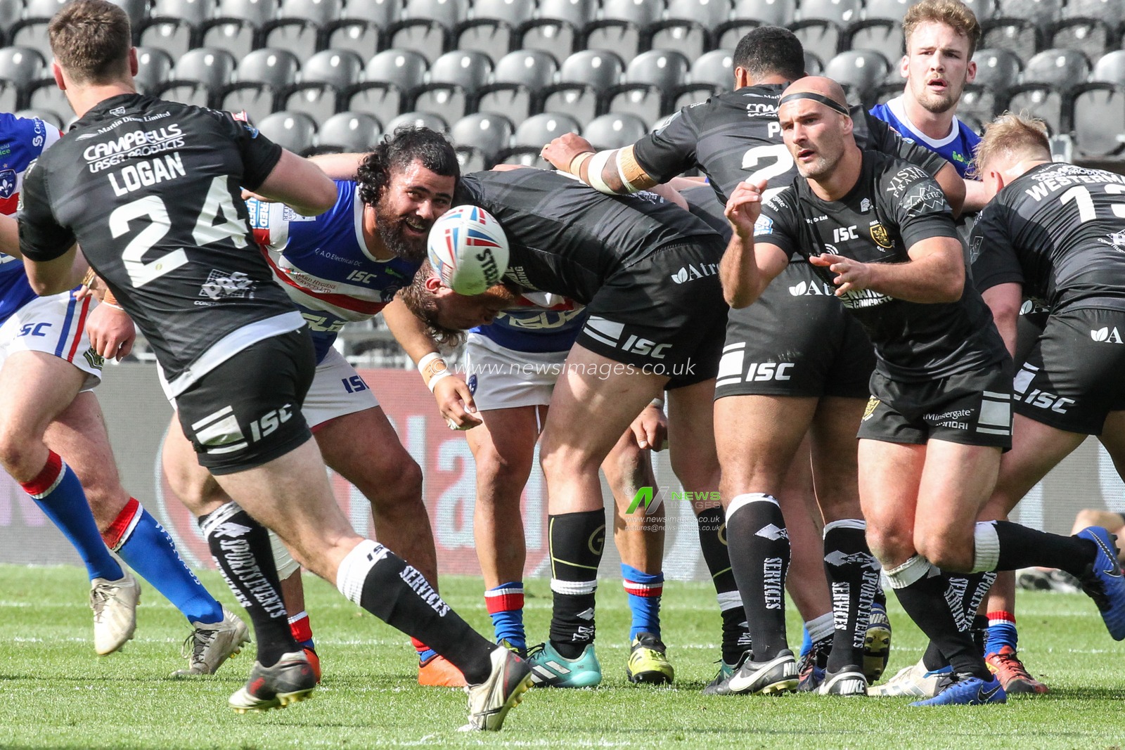 28th April 2019 , KCOM Stadium, Hull, England; Betfred Super League, Round 13, Hull FC vs Wakefield Trinity ; Danny Houghton (9) of Hull FC passes to Jack Logan (24) of Hull FC 


Credit: David Greaves/News Images